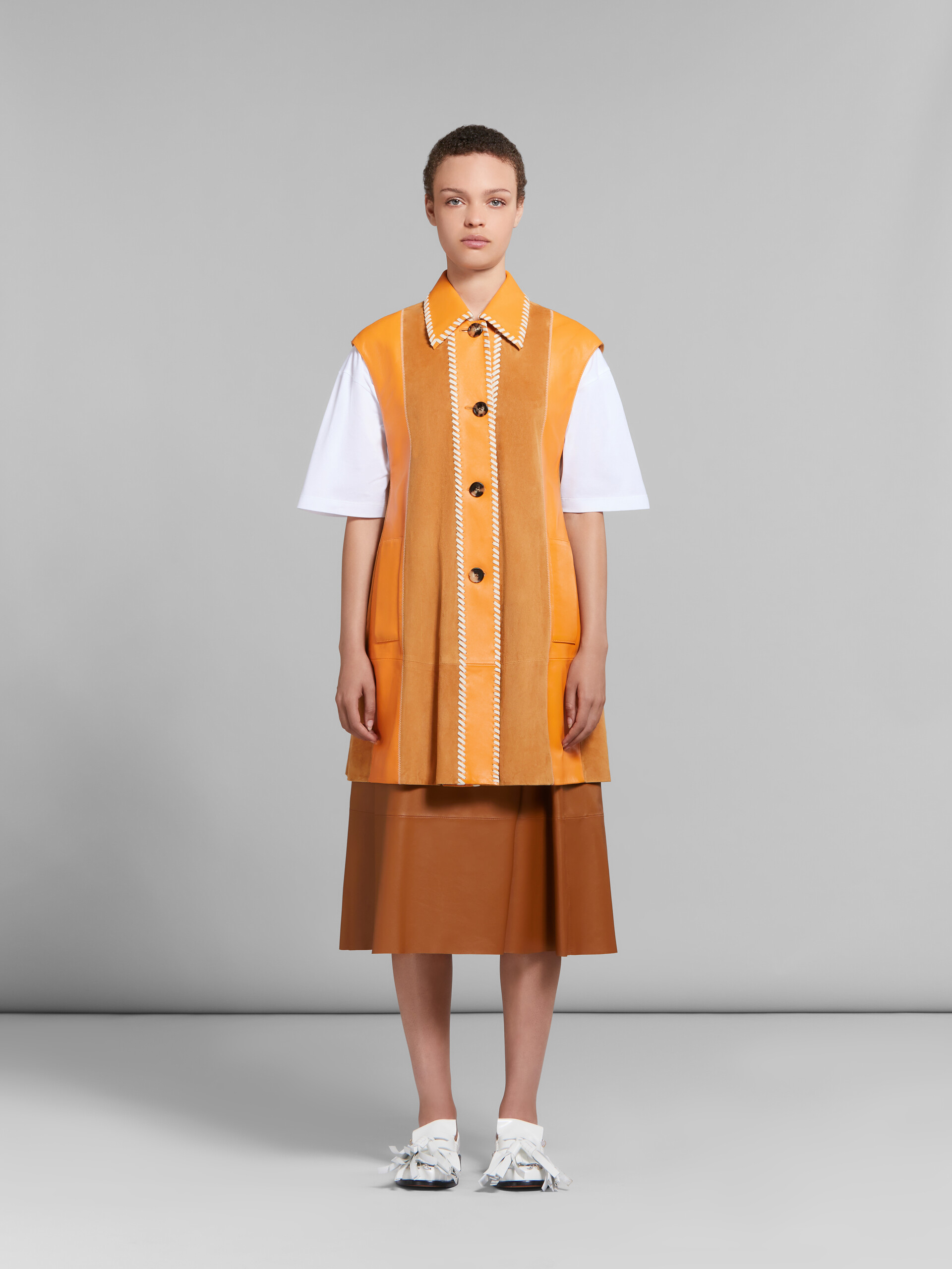 Orangefarbenes Patchwork-Kleid aus Wildleder und Nappaleder - Weste - Image 2