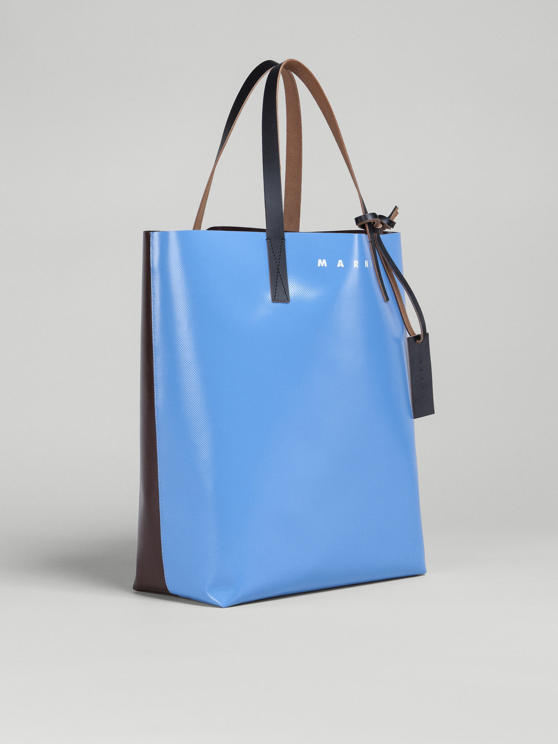 ブラウン＆ペールブルー TRIBECA PVC製ショッピングバッグ