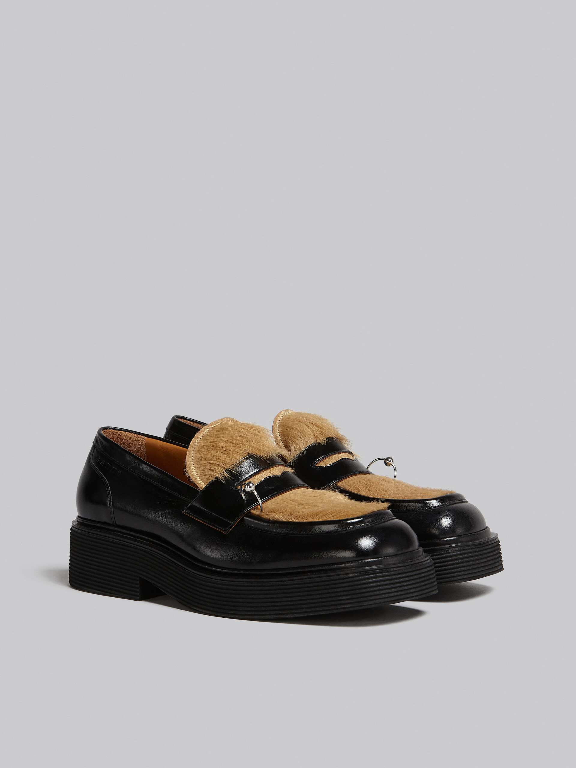 Black leather and beige long hair calfskin moccasin - Mocassin - Image 2