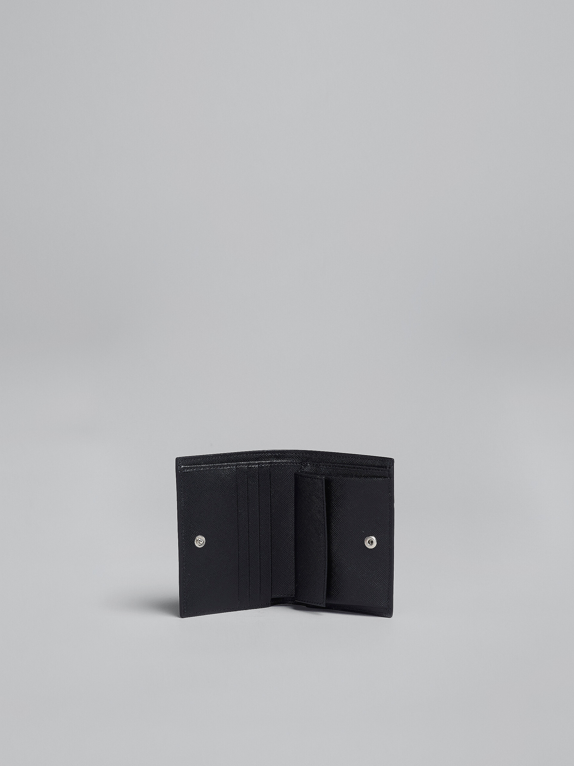 Portafoglio bi-fold in vitello Saffiano nero - Portafogli - Image 2