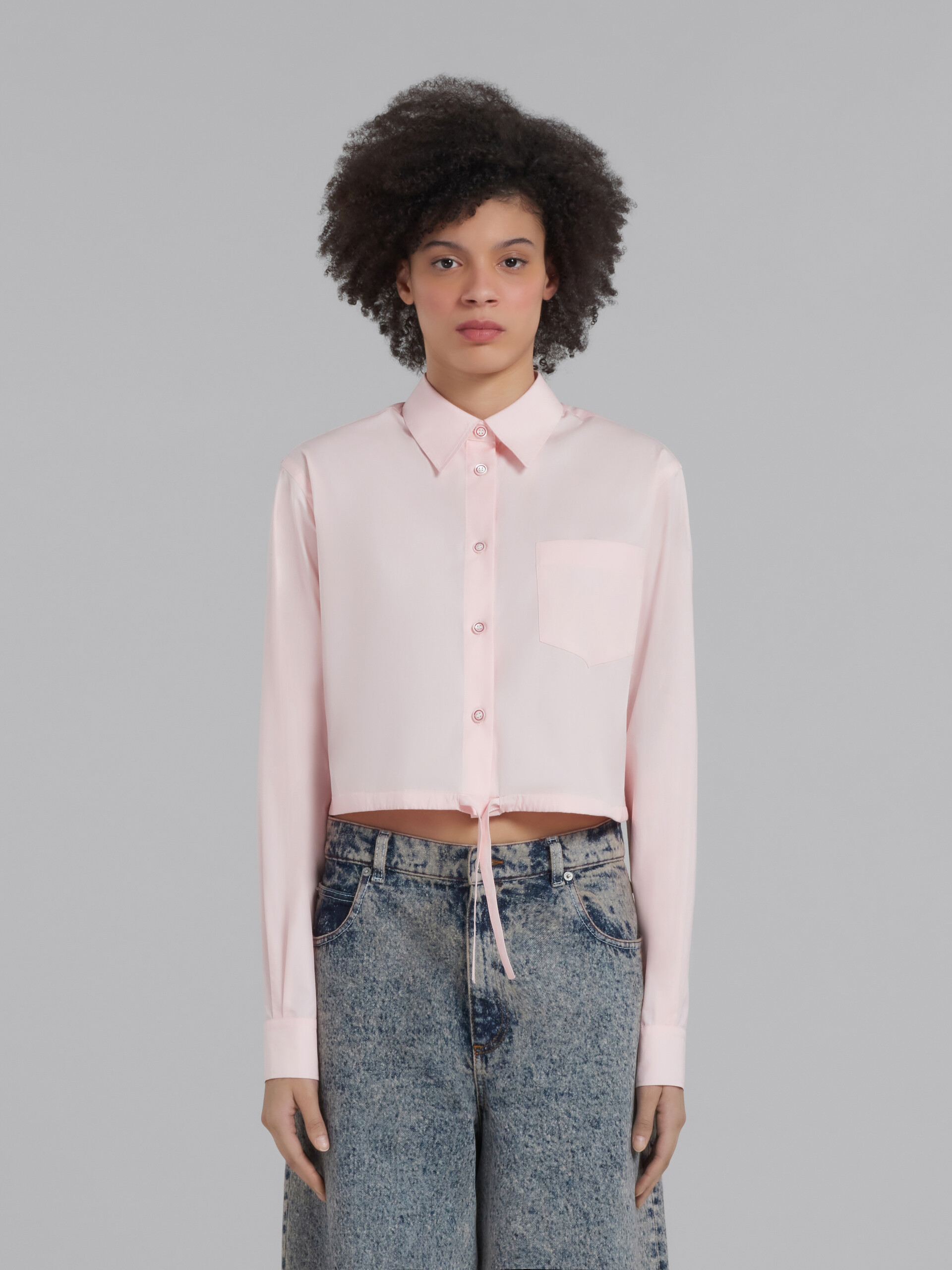 Pink cropped shirt in bio poplin - Shirts - Image 2