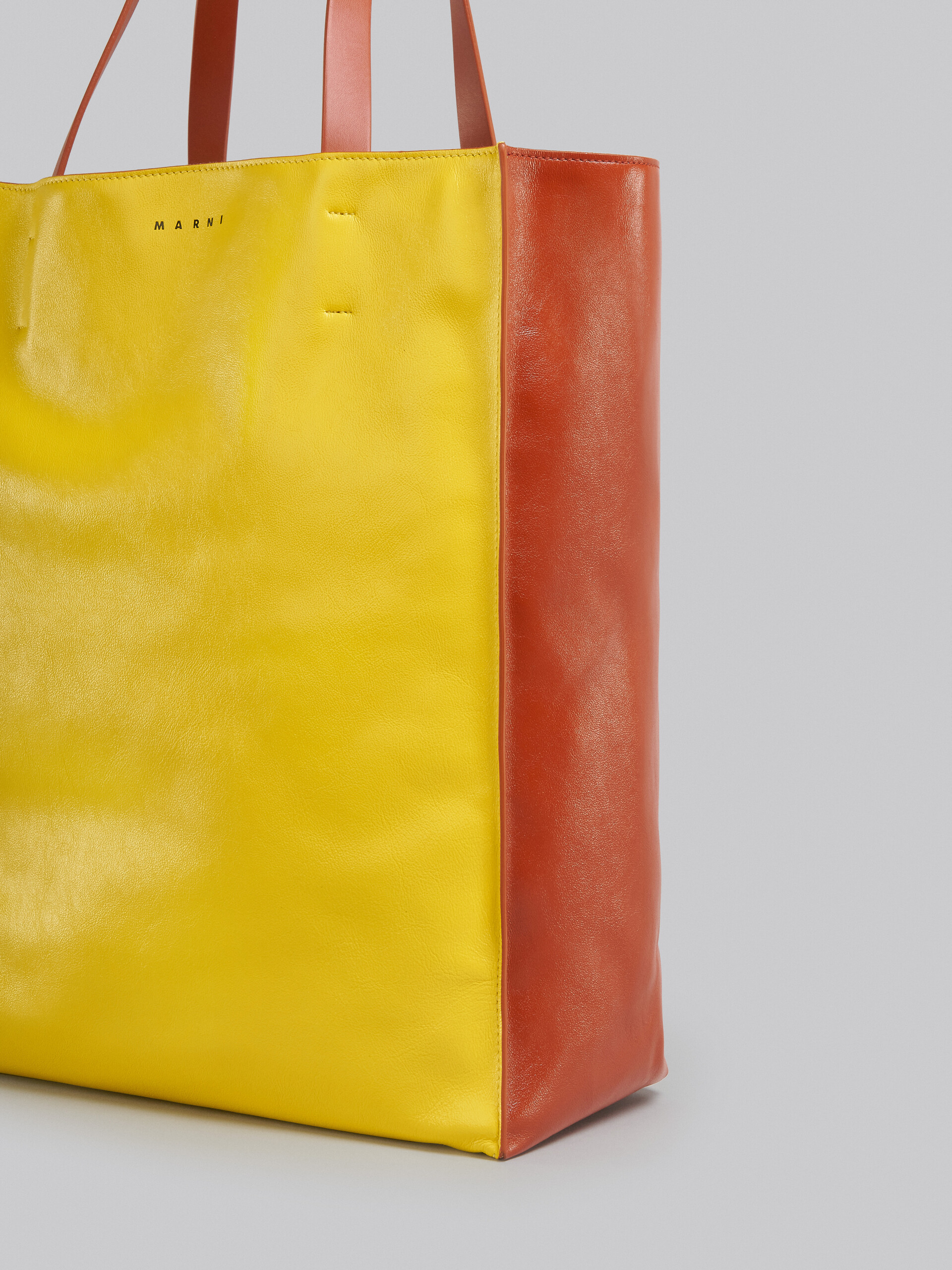 Grand sac MUSEO SOFT en cuir jaune et marron - Sacs cabas - Image 5