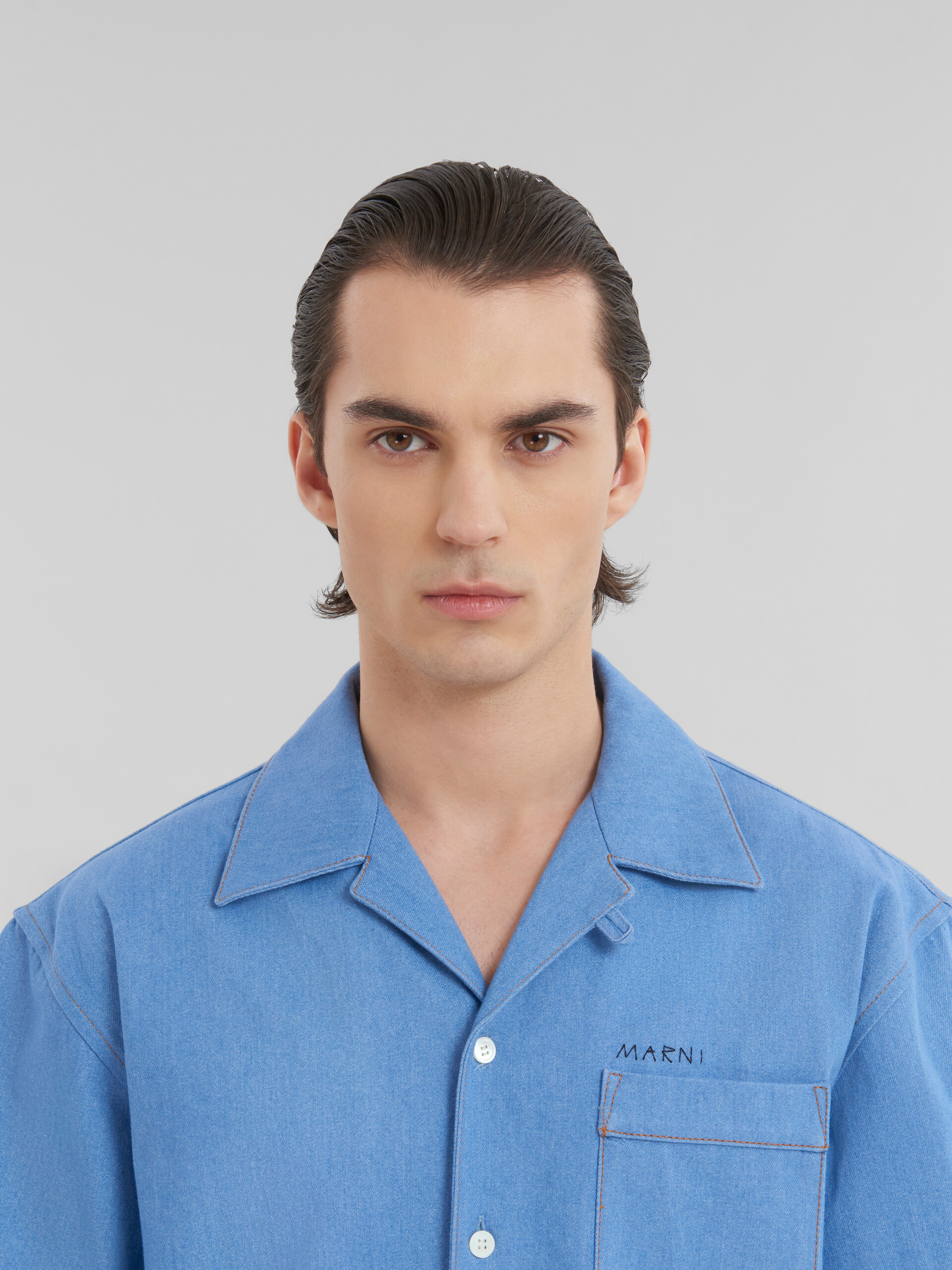 Chemise de bowling en denim bleu avec logo effet raccommodé Marni - Chemises - Image 4