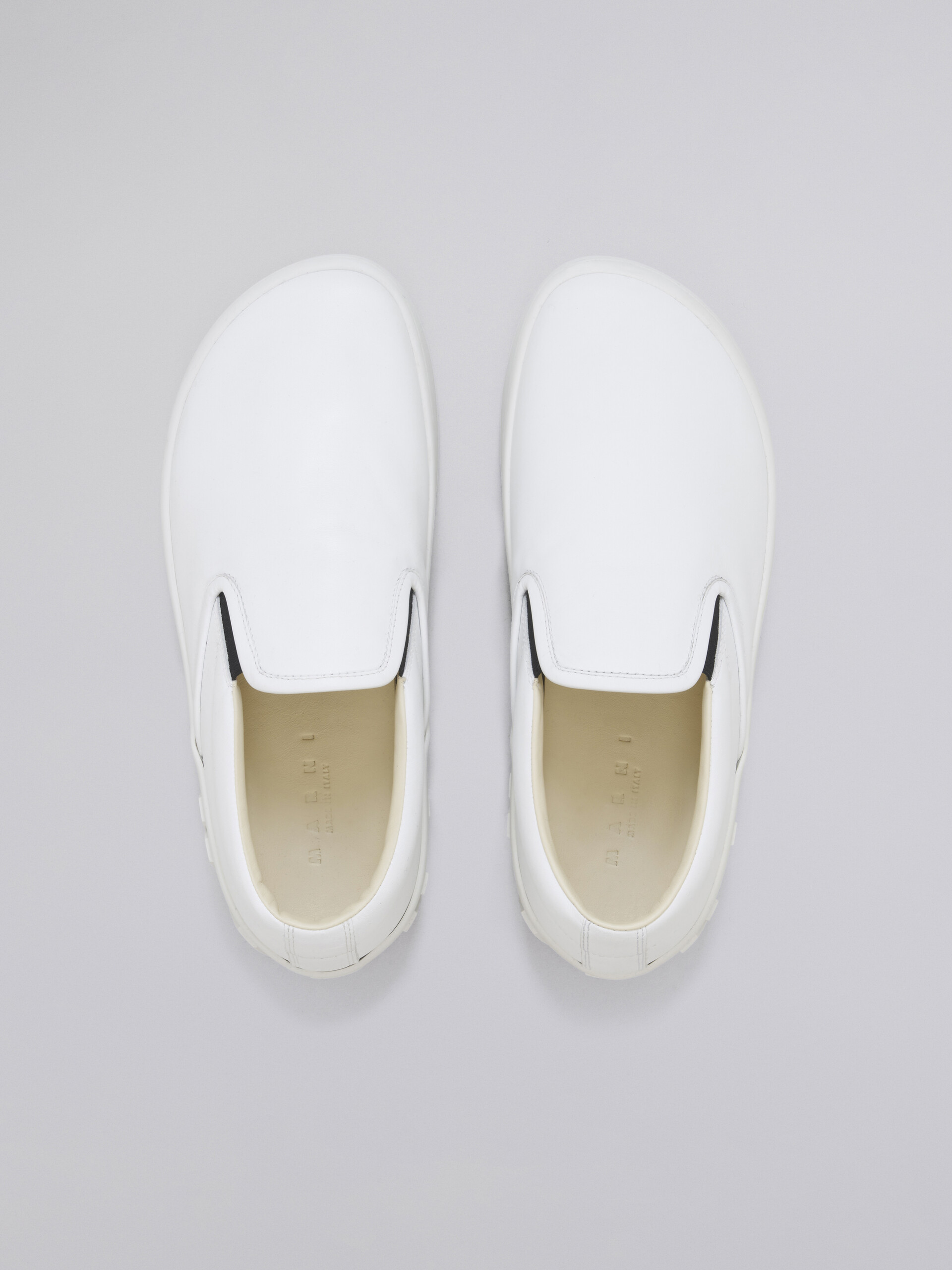 Slip-on-Sneaker aus weißem Kalbsleder mit hervorgehobenem Marni Maxi-Logo - Sneakers - Image 4