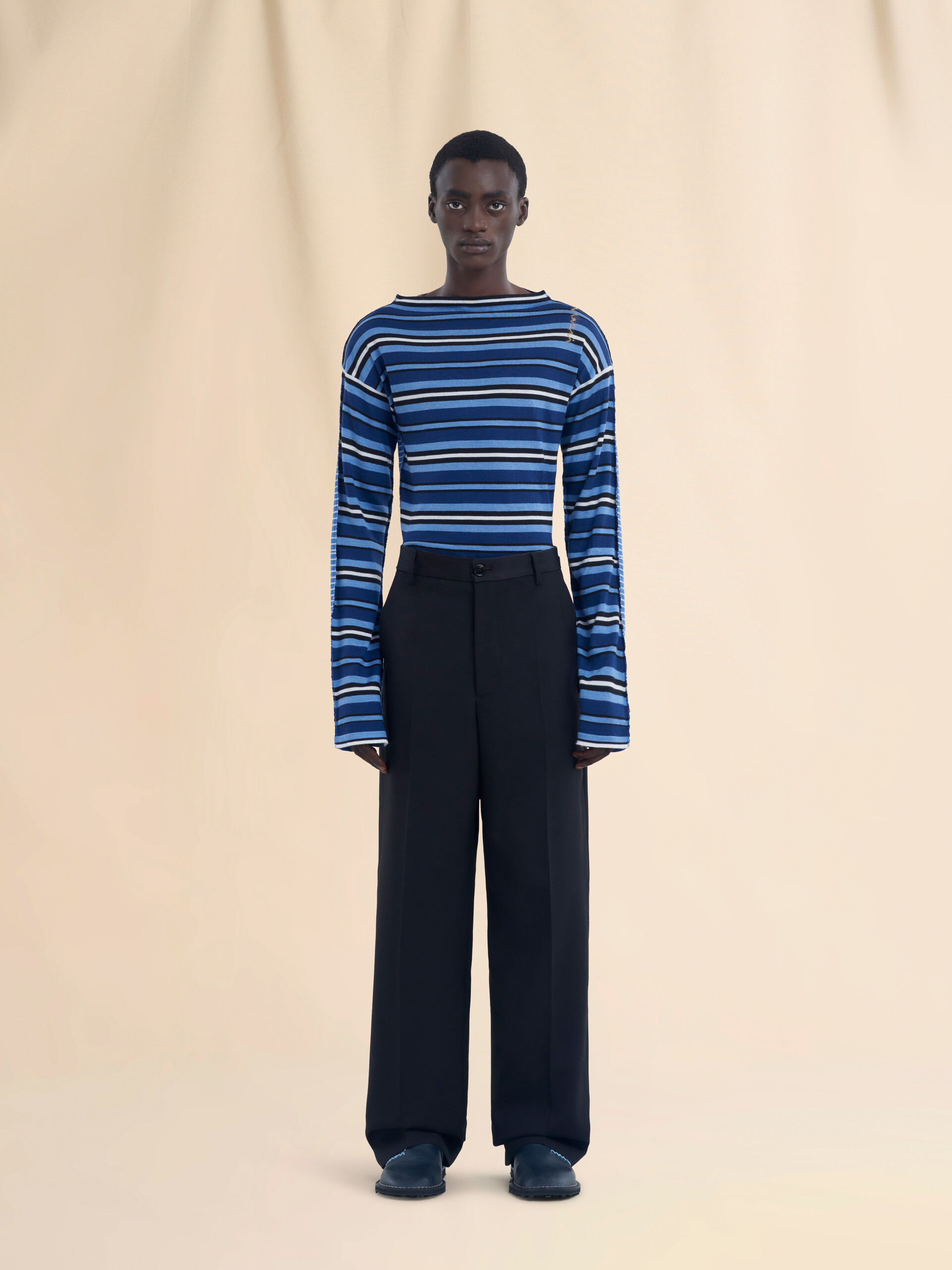 ブラック ウールパンツ、コントラストカラーのウエストバンド - パンツ - Image 2