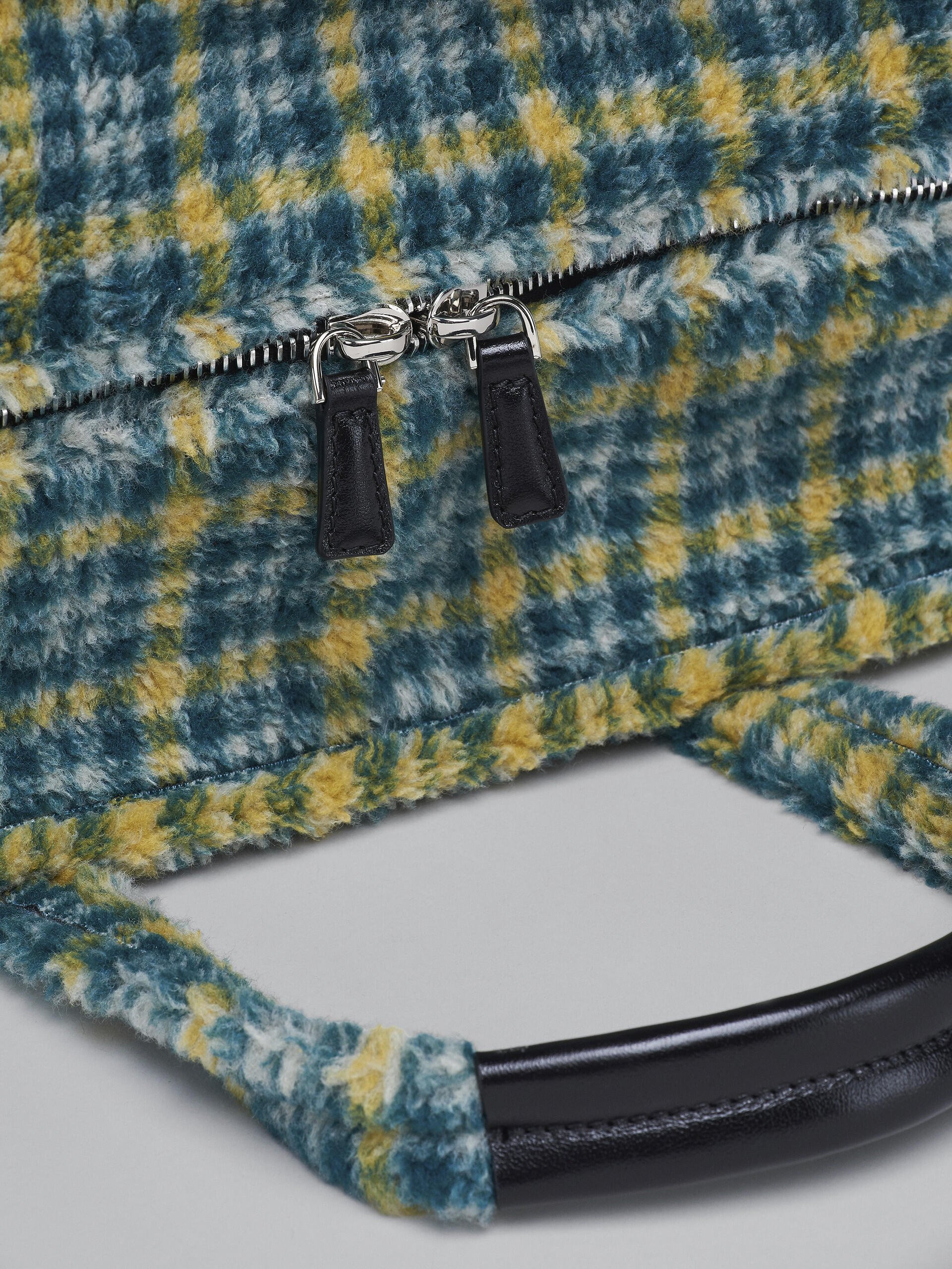 Travel bag in tessuto con motivo a riquadri verde - Borse shopping - Image 5