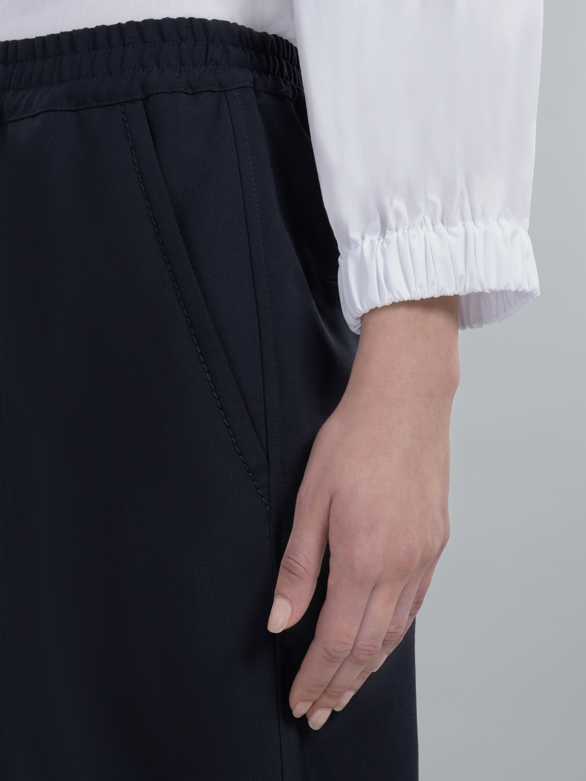 Kurz geschnittene Hose aus blauer Tropenwolle - Hosen - Image 4