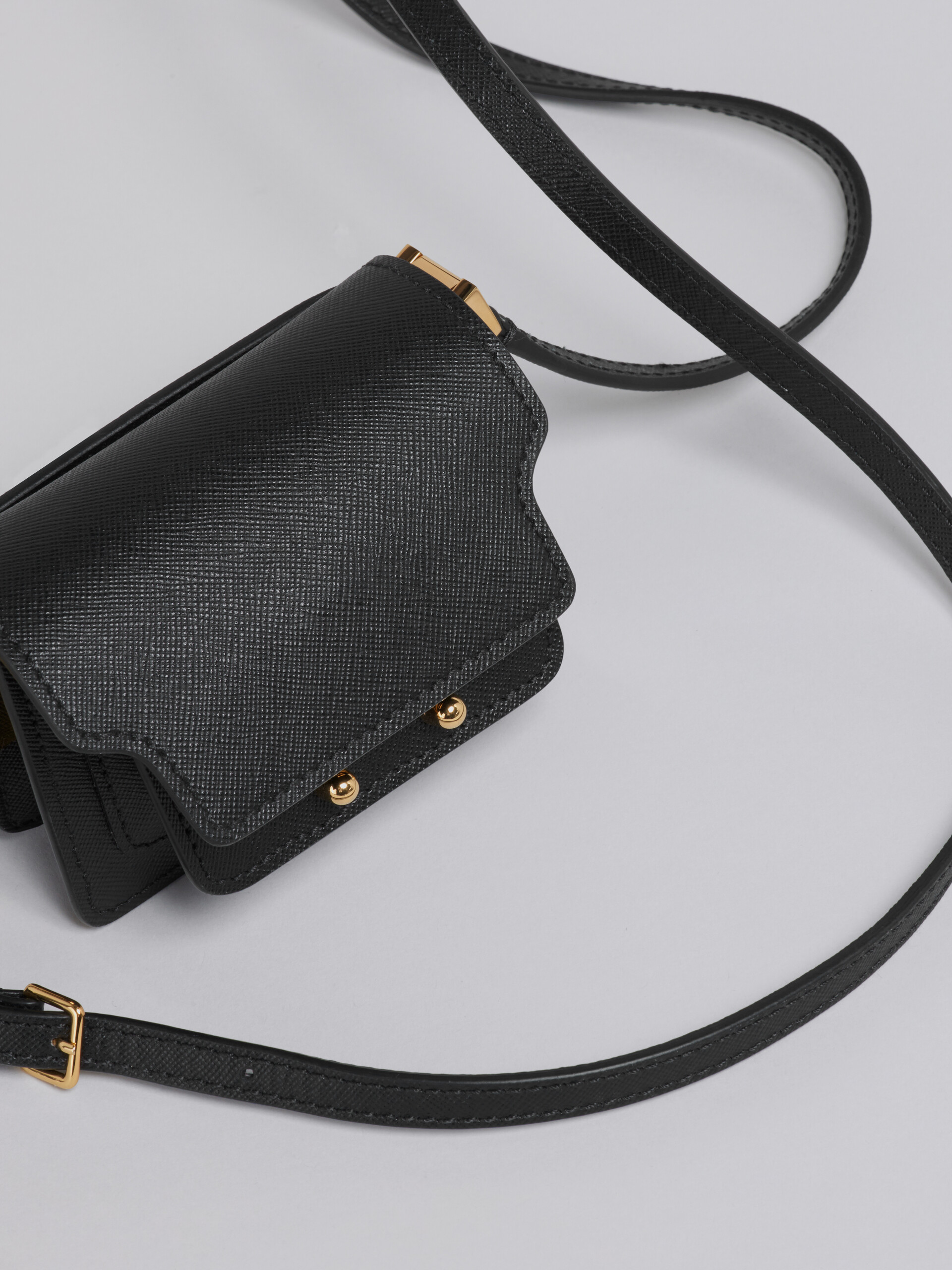 Tasche TRUNK aus schwarzem Saffiano-Kalbsleder - Schultertaschen - Image 4