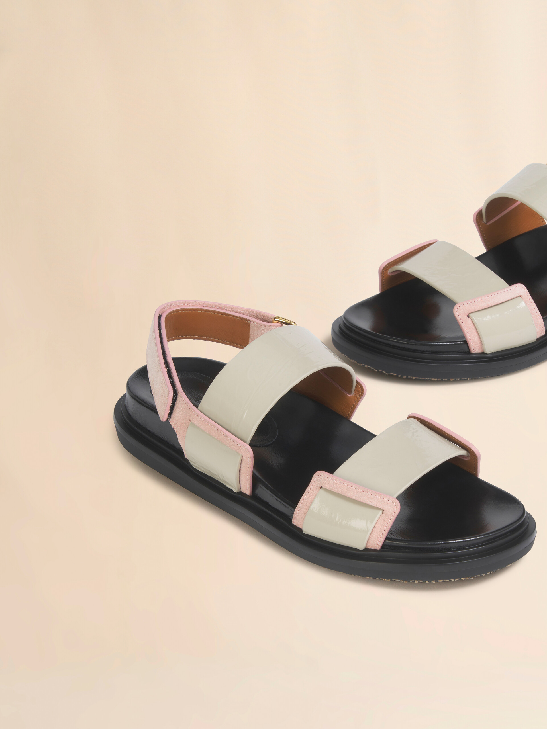 Fussbett aus schwarzem Leder mit doppeltem Riemen - Sandalen - Image 4