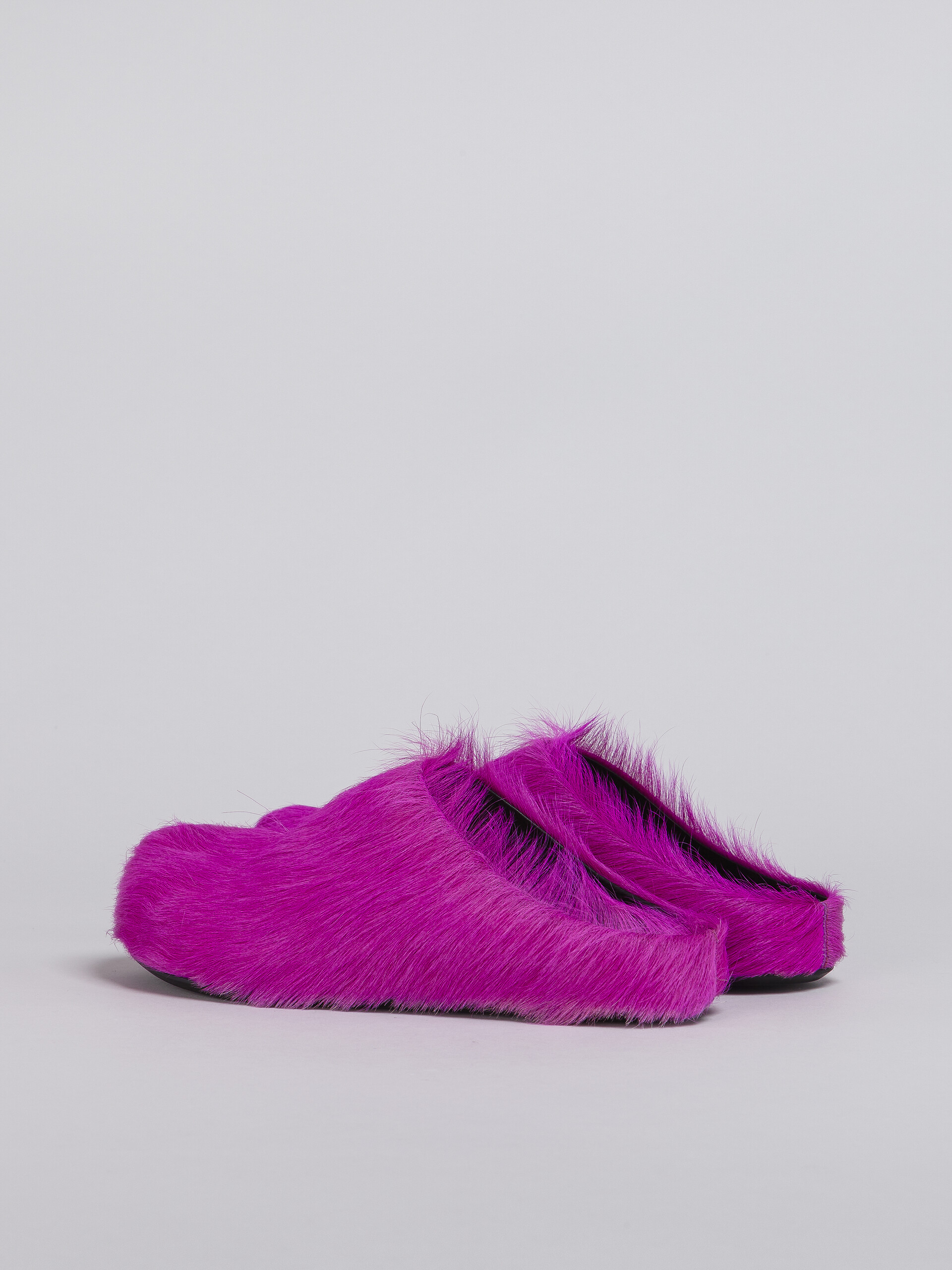 Pinkfarbene Fußbett-Sabots aus Kalbsfell - Holzschuhe - Image 3