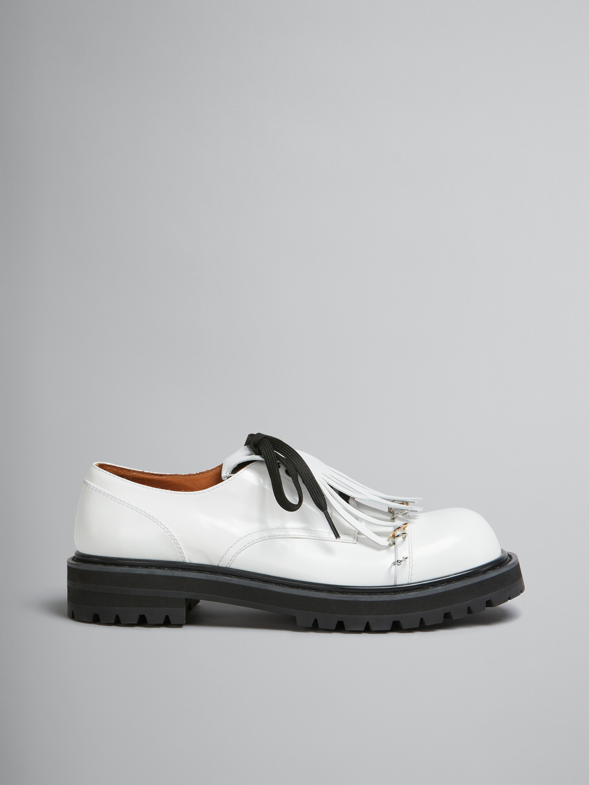 Chaussures derby Dada en cuir noir avec frange oversize - Chaussures à Lacets - Image 1