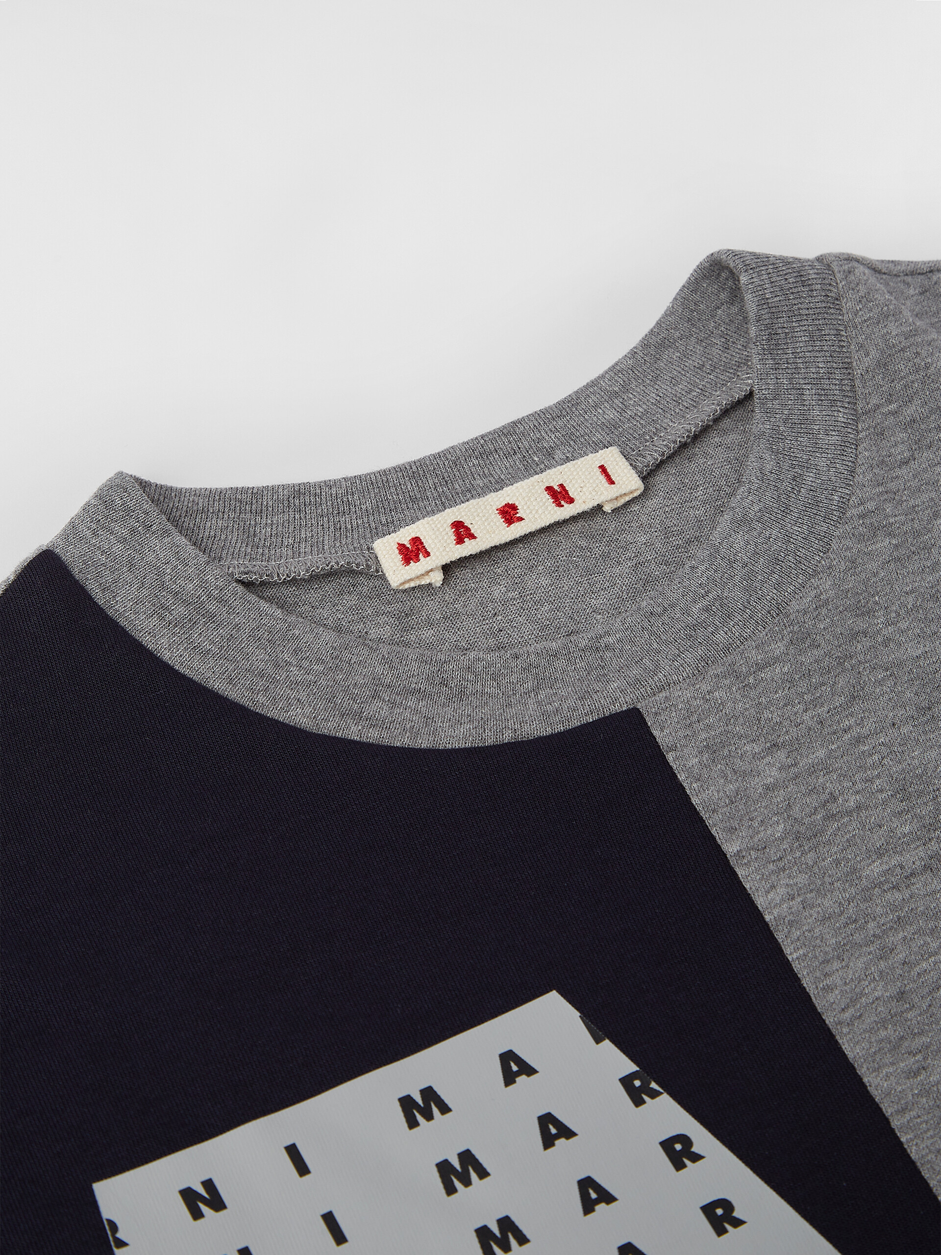 ZWEIFARBIGES T-SHIRT MIT GROSSEM „M“ AUF DER VORDERSEITE - T-shirts - Image 3