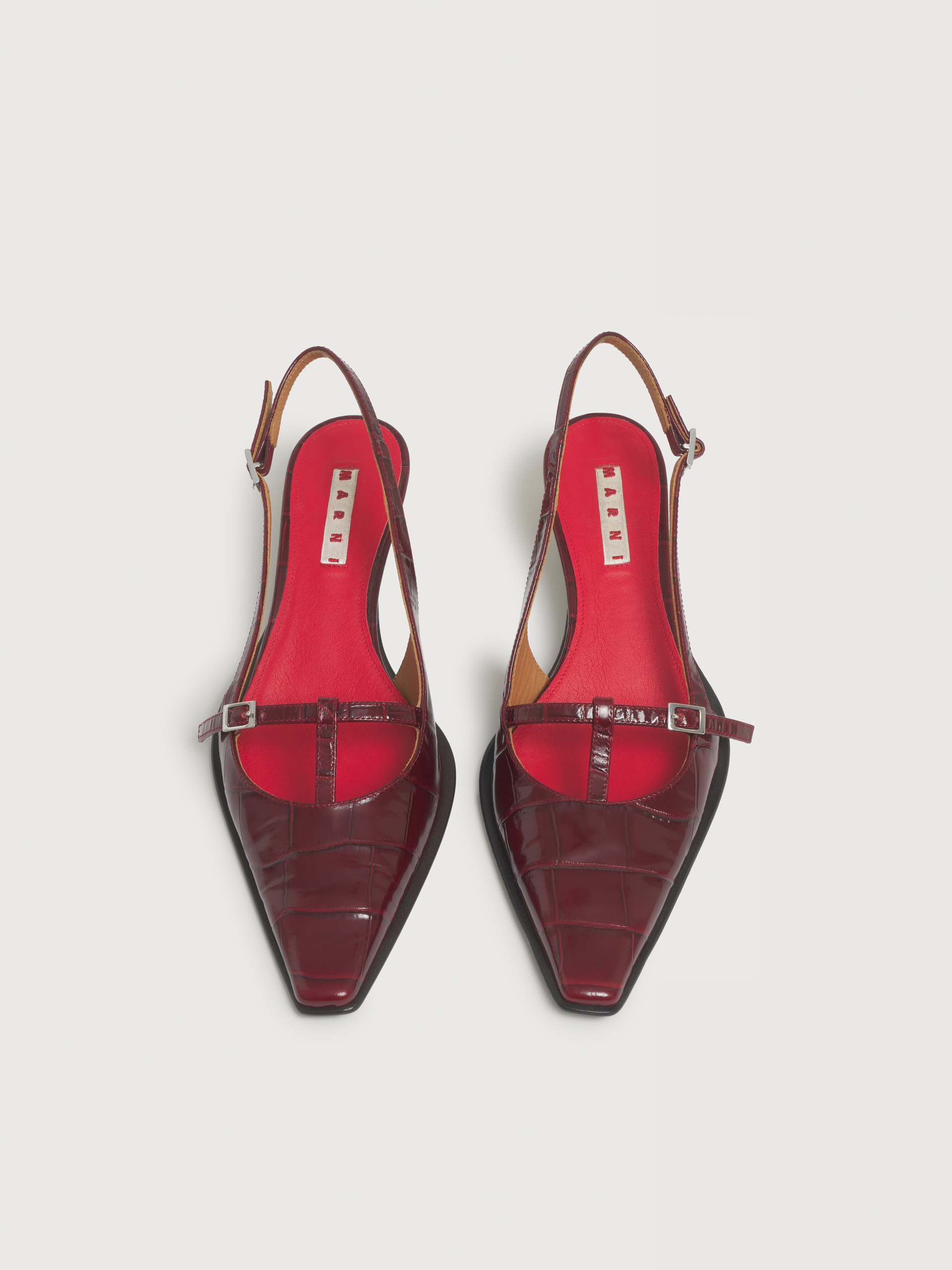 Burgunderfarbener T-Bar-Slingback aus Leder in Krokodil-Optik - Pumps - Image 4