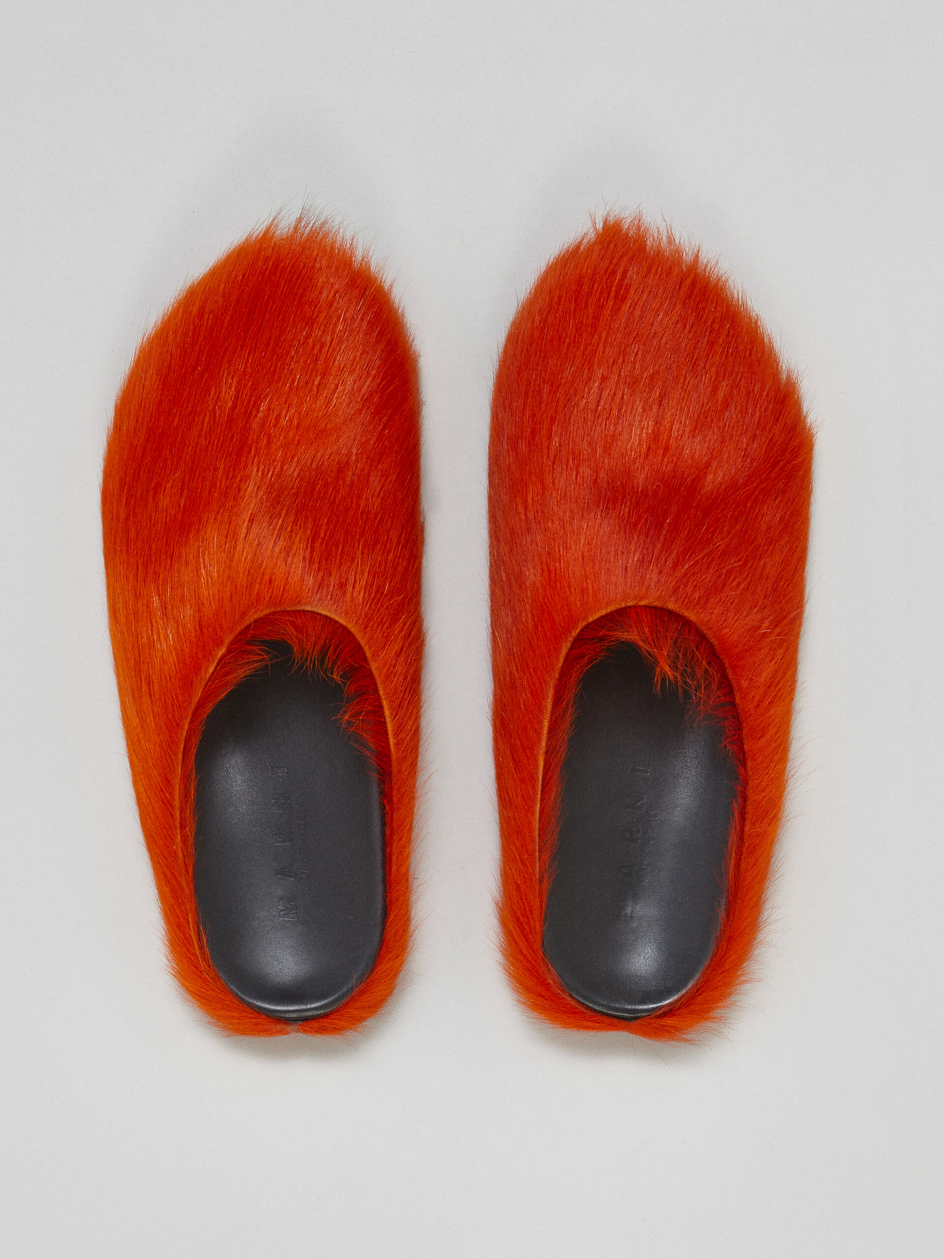Orangefarbener Fußbett-Sabot mit langem Kalbsfell - Holzschuhe - Image 4