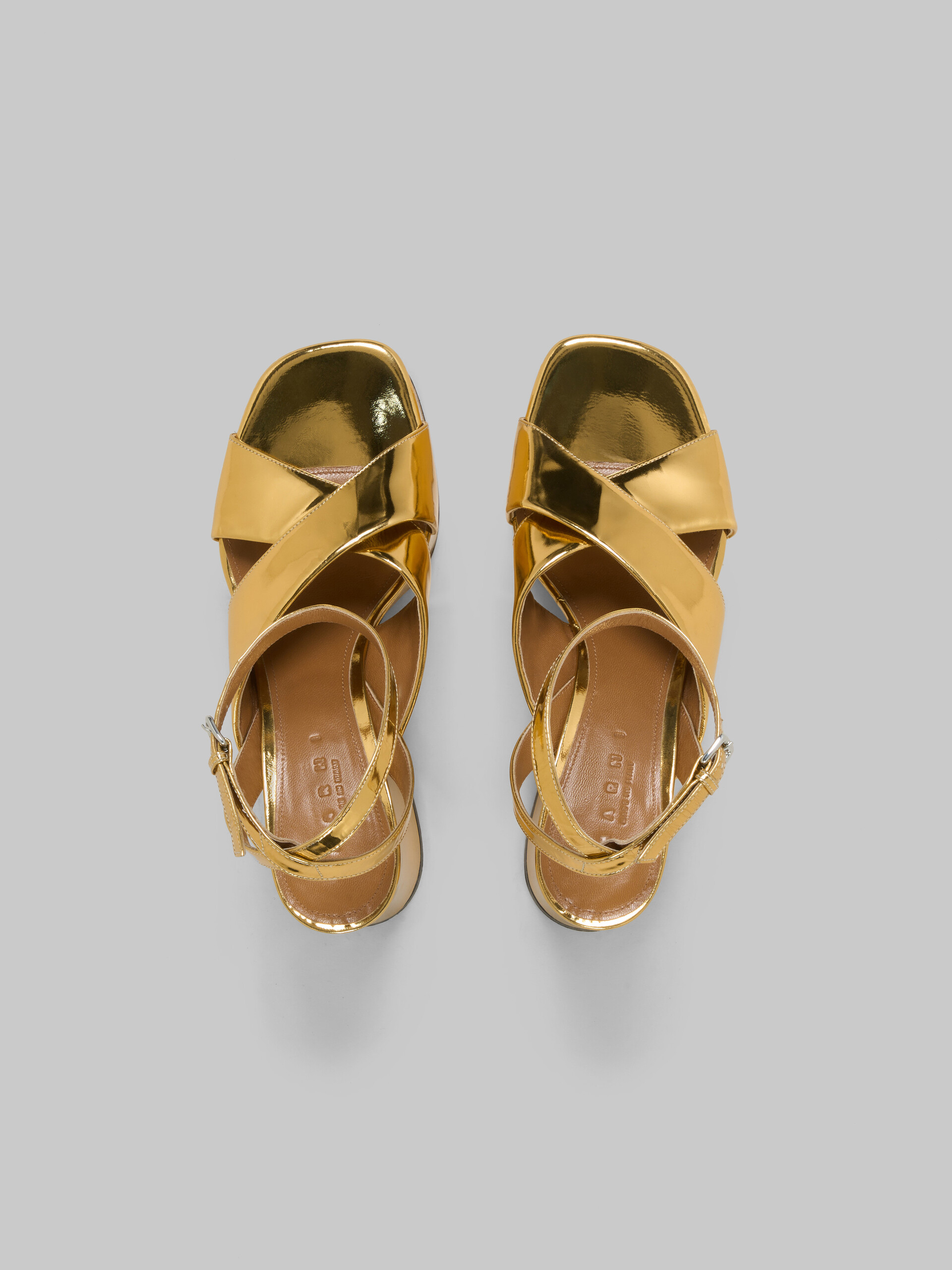 Sandalo con plateau in pelle color oro - Sandali - Image 4
