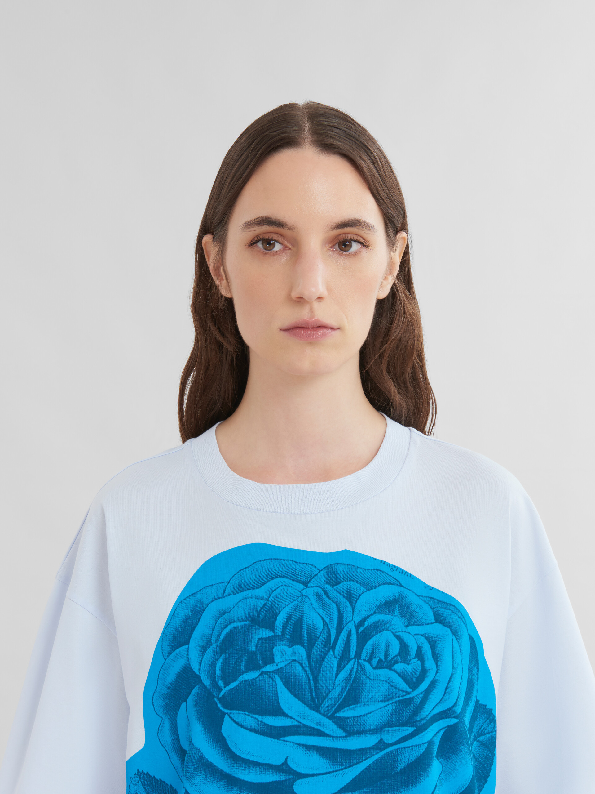 Camiseta de algodón azul con maxiestampado de flores - Camisetas - Image 4