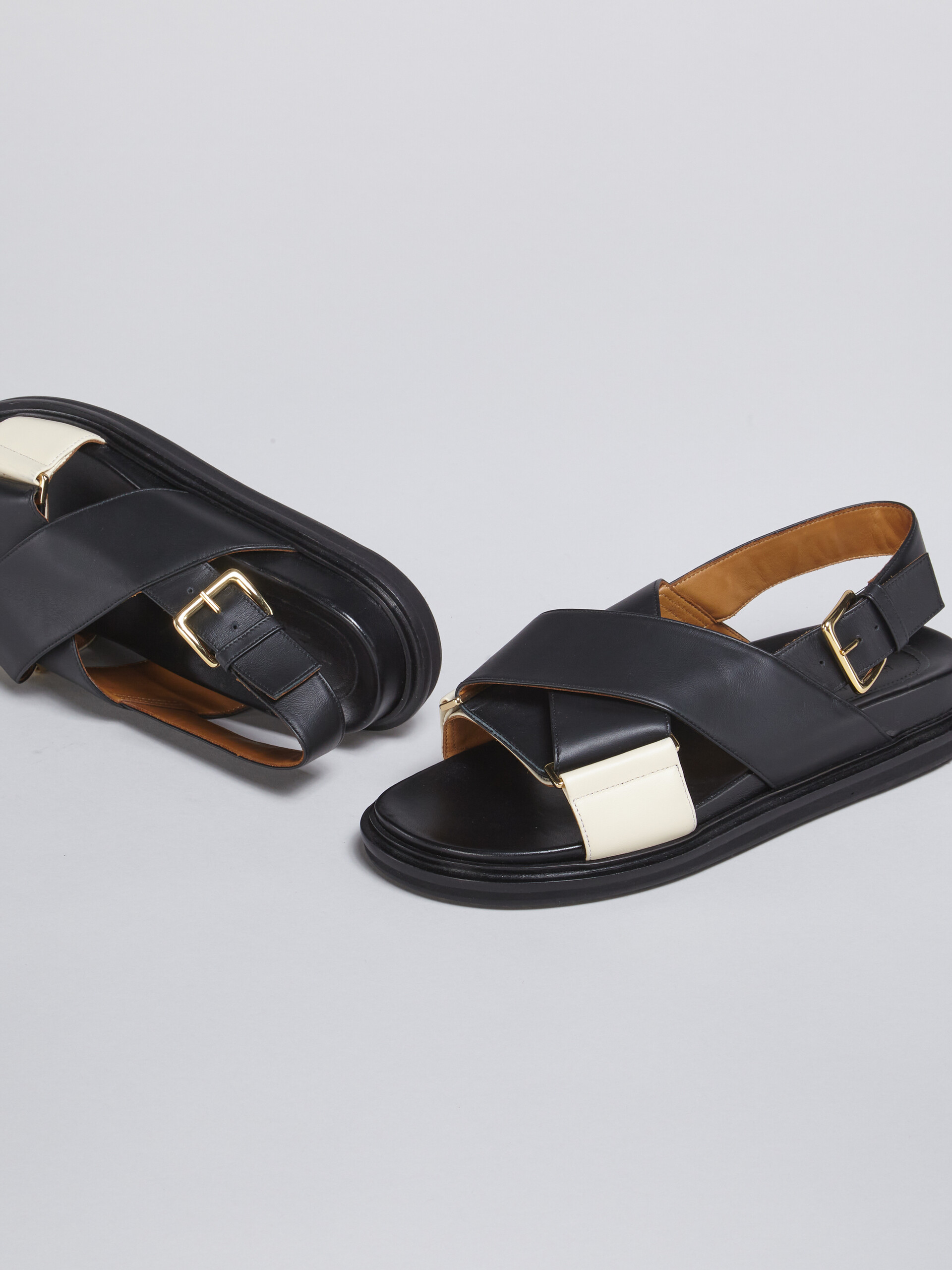 Schwarze und weiße Fußbett-Sandale aus glattem Kalbsleder - Sandalen - Image 5
