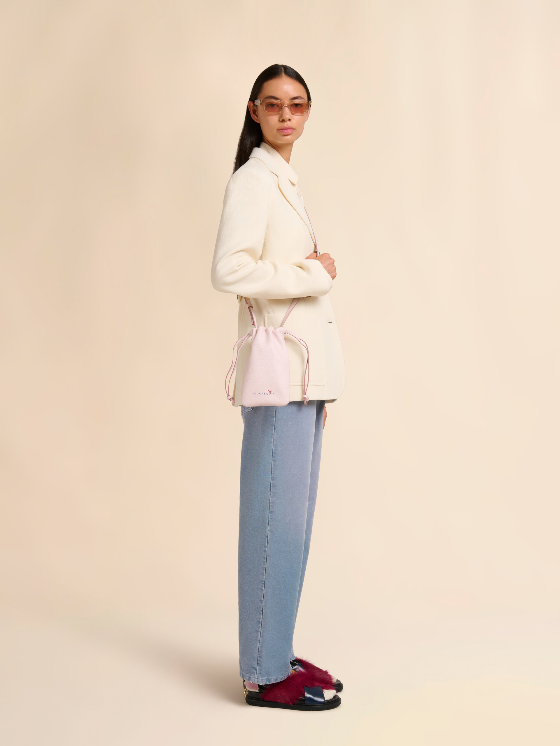 ピンク レザー製ドローストリング付きスマホホルダー、マルニメンディング入り - ウォレット＆レザー小物 - Image 2