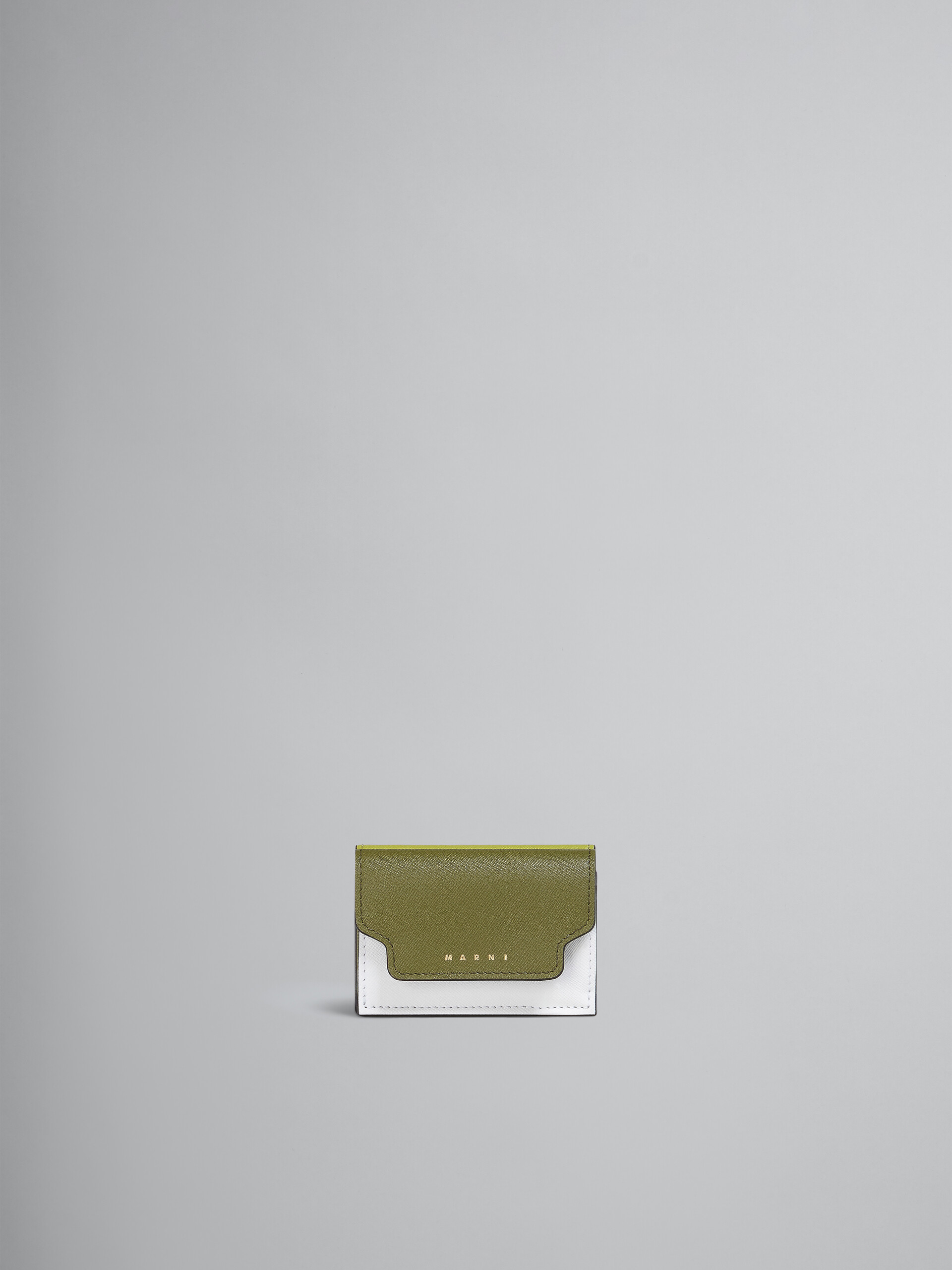 Farblich abgestimmte, grün-weiße, dreifach faltbare Brieftasche aus Saffianleder - Brieftaschen - Image 1