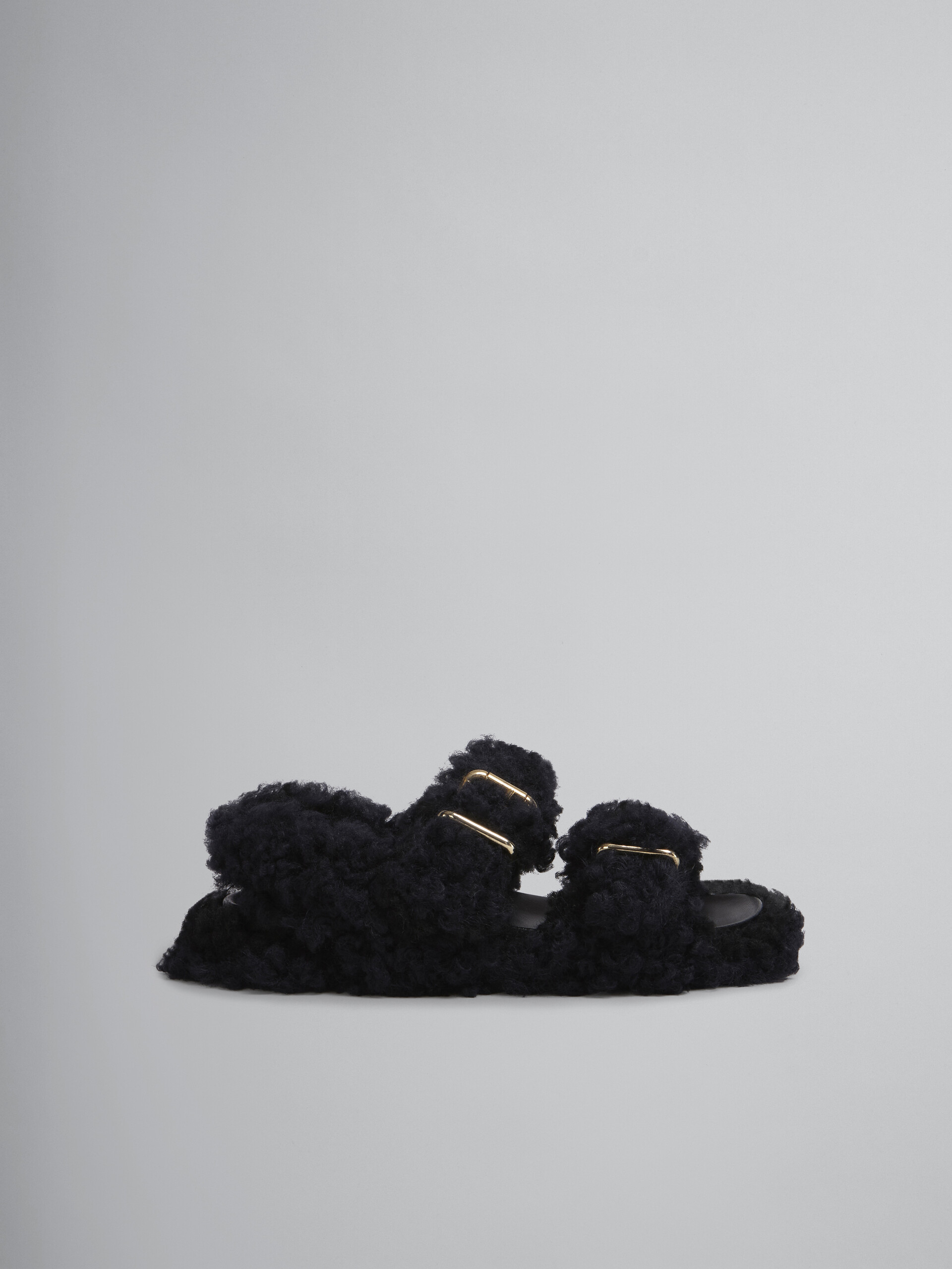 Fußbett-Sandale mit Doppelschnalle aus schwarzem Shearling - Sandalen - Image 1