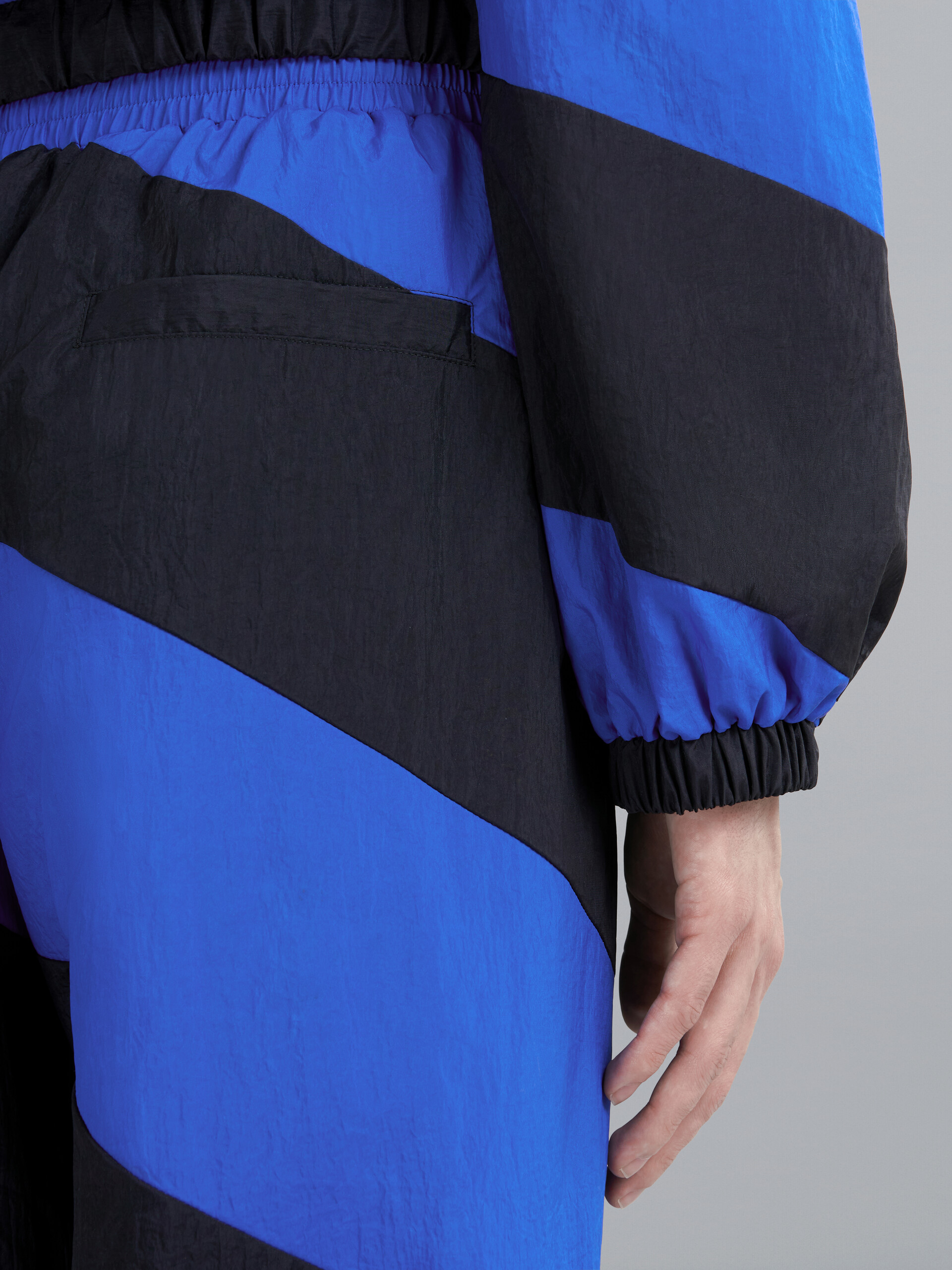 Leichte Hose aus zerknittertem Nylon - Hosen - Image 4