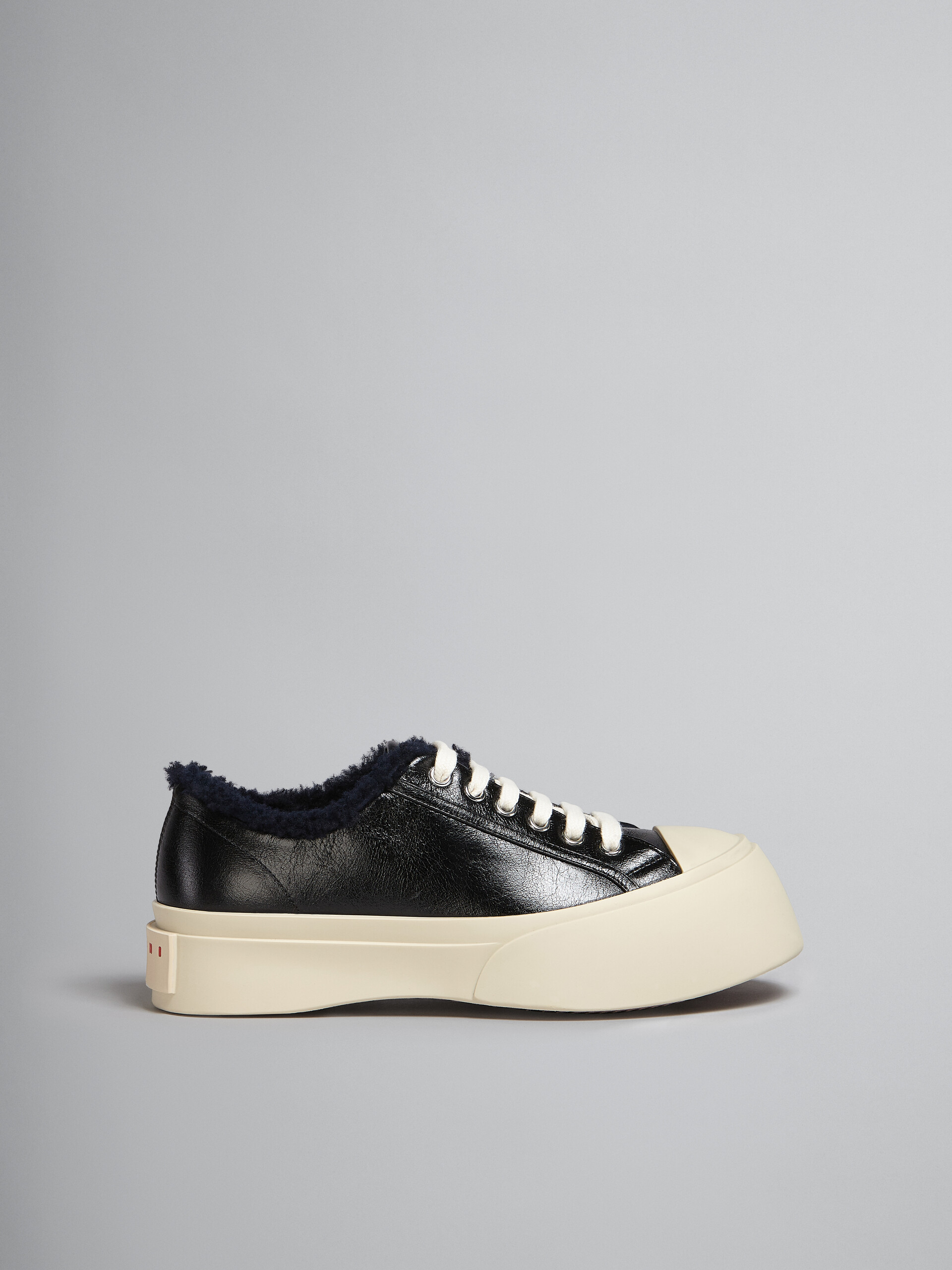 Zapatilla con cordones de piel negra y lana merina - Sneakers - Image 1