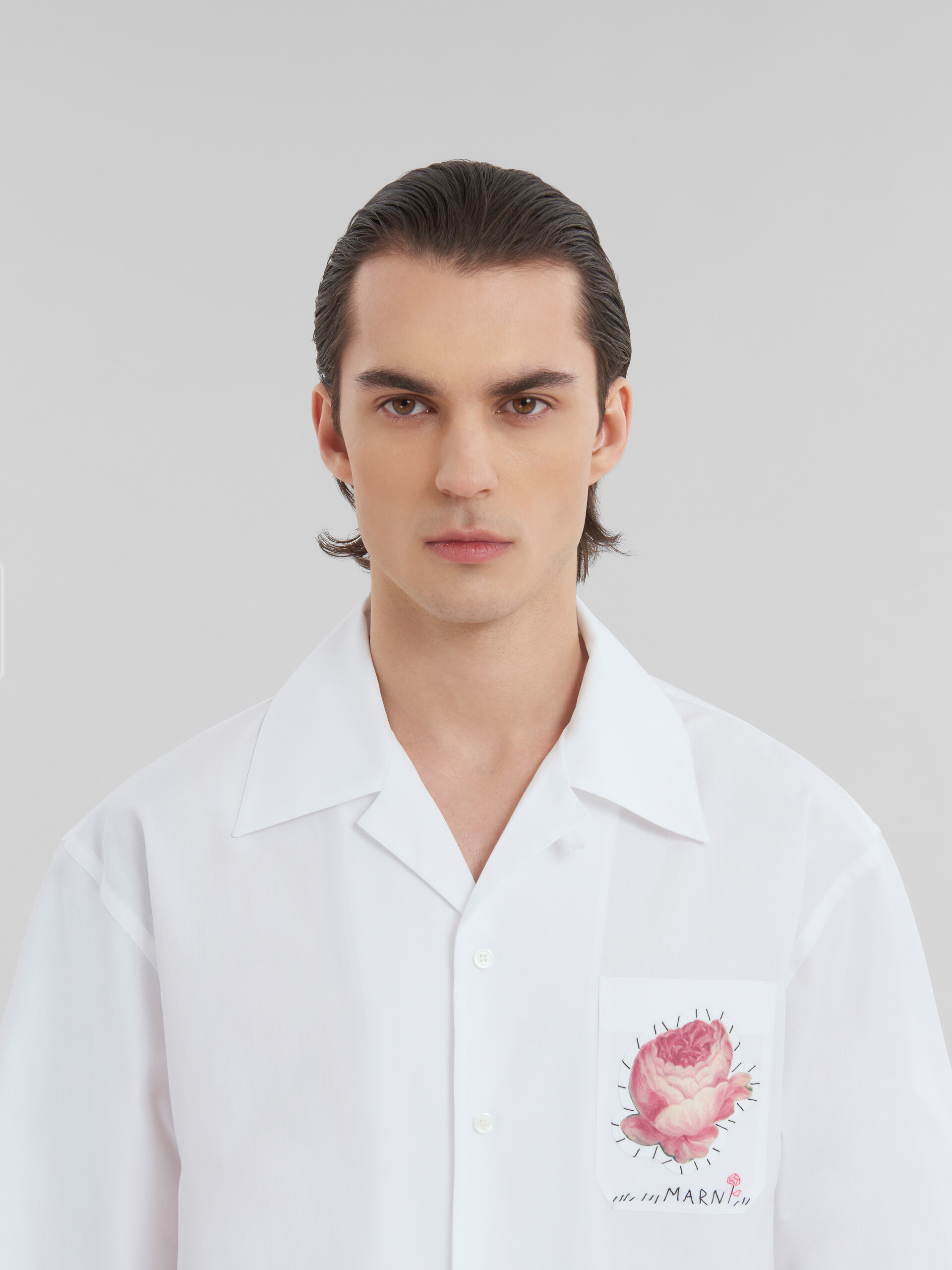 Chemise de bowling en popeline biologique blanche avec patch fleur - Chemises - Image 4