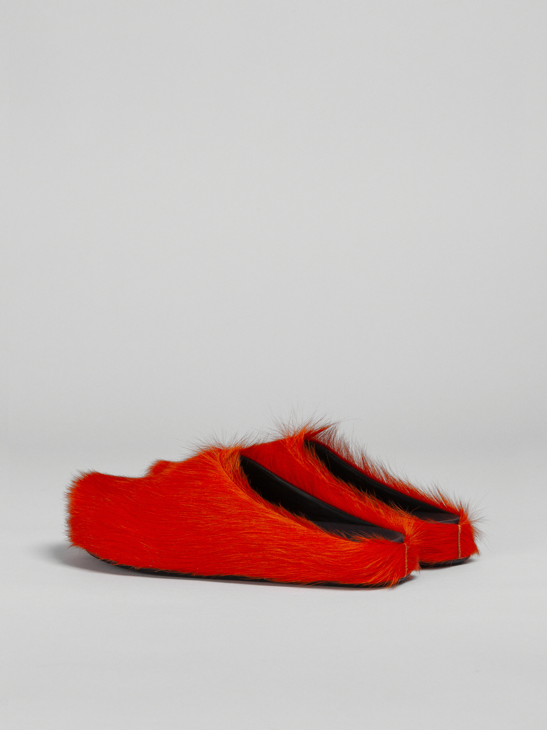 Orangefarbener Fußbett-Sabot mit langem Kalbsfell - Holzschuhe - Image 3