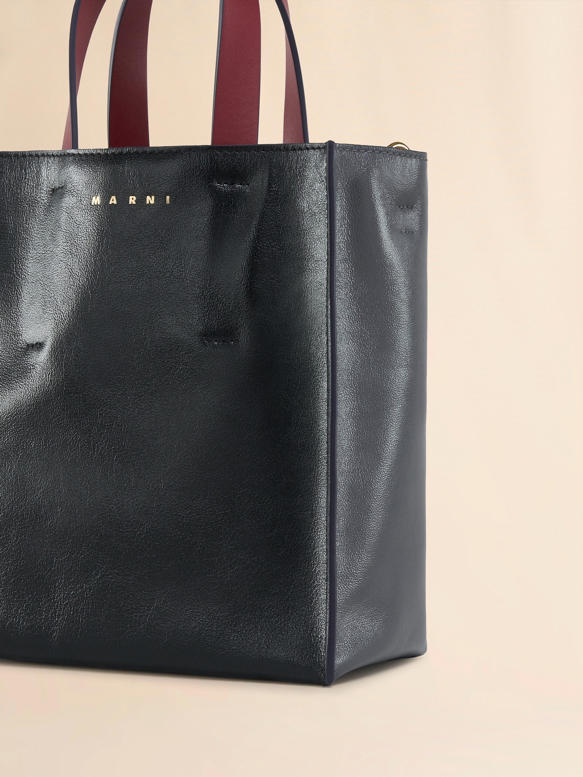 Mini-Tasche Museo Soft aus Leder in Grau, Schwarz und Rot - Shopper - Image 4