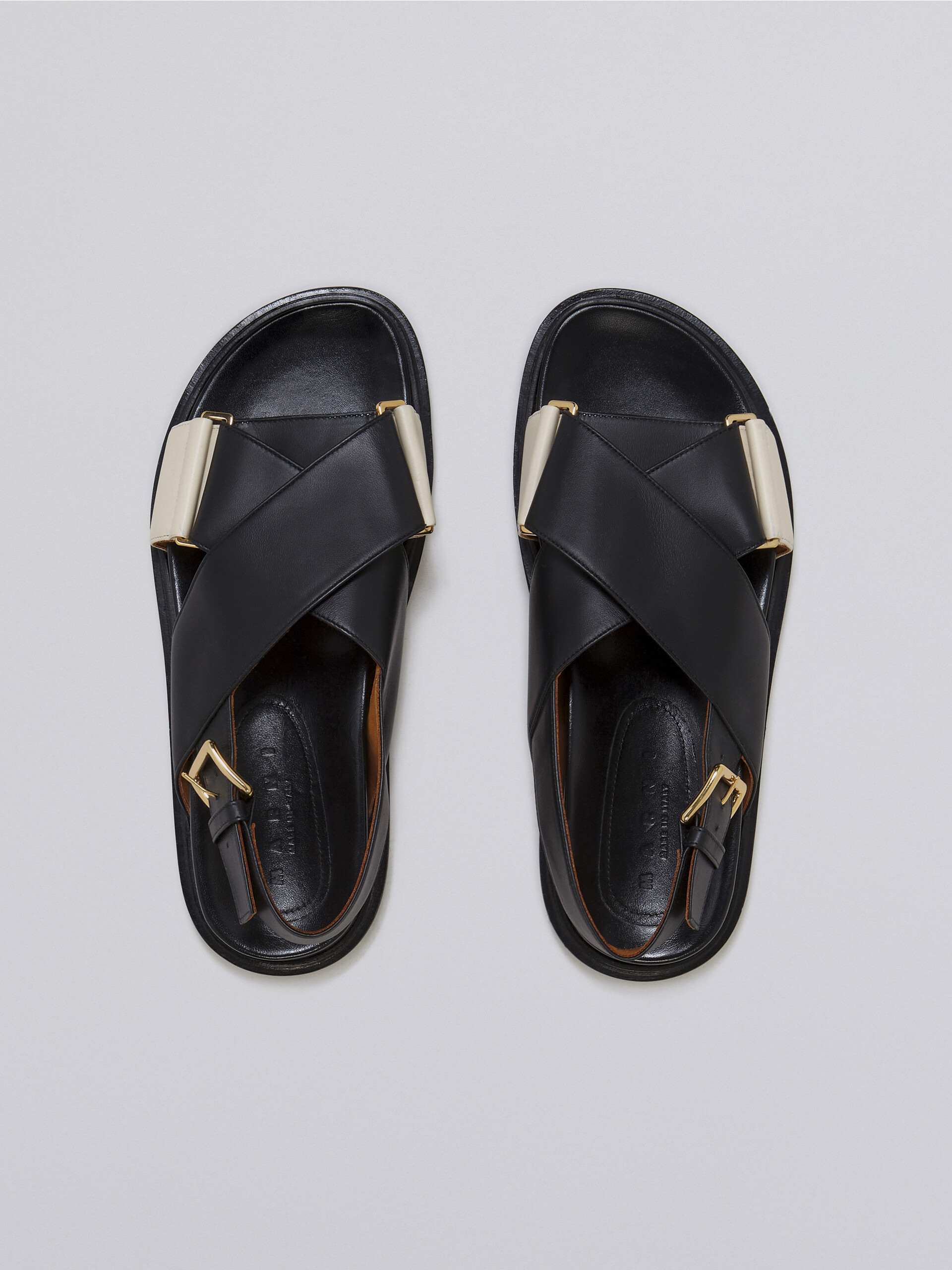Schwarze und weiße Fußbett-Sandale aus glattem Kalbsleder - Sandalen - Image 4