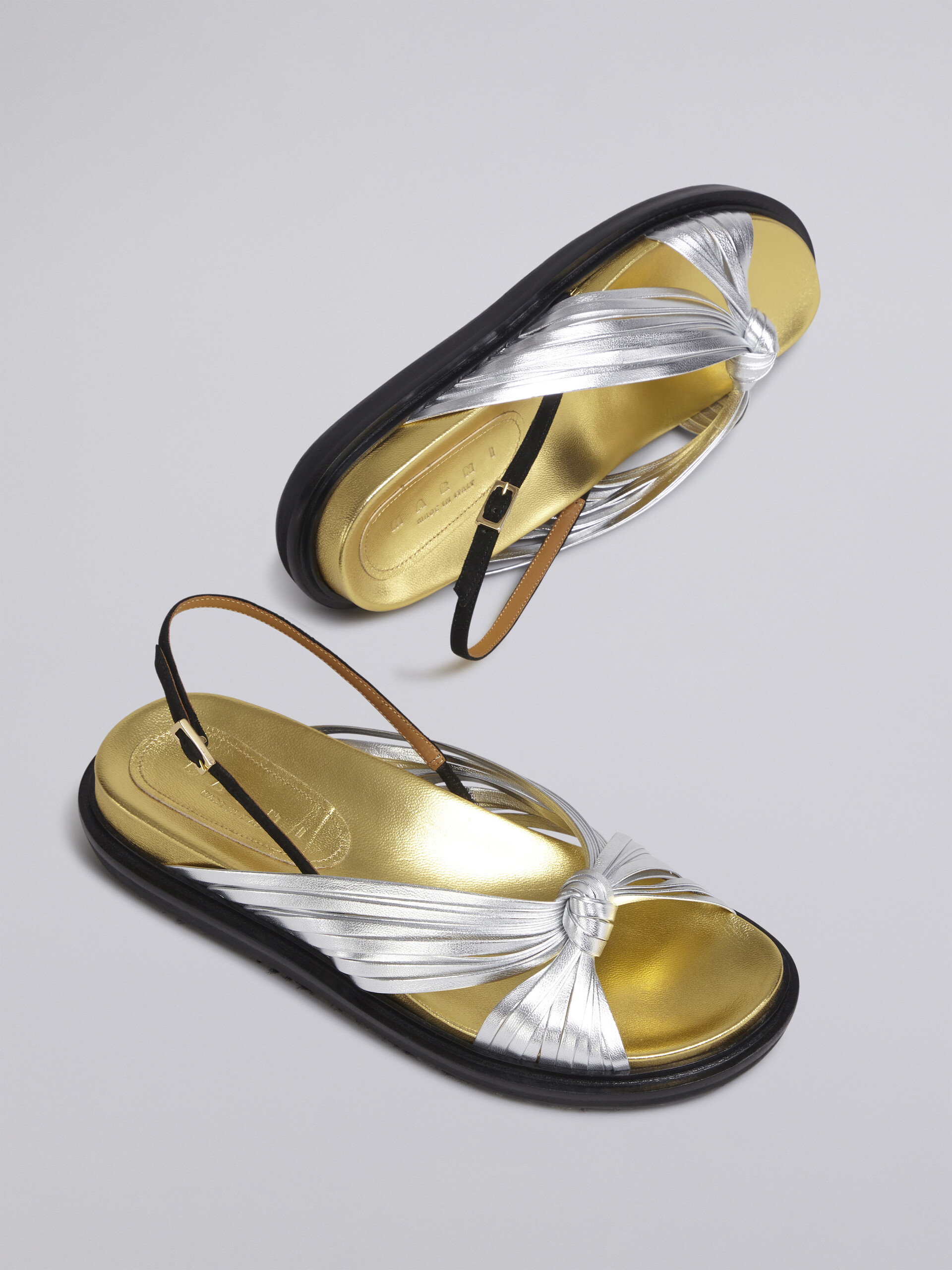 Silberfarbene Fußbett-Sandale aus Metallic-Leder mit gekreuzten Riemchen - Sandalen - Image 5
