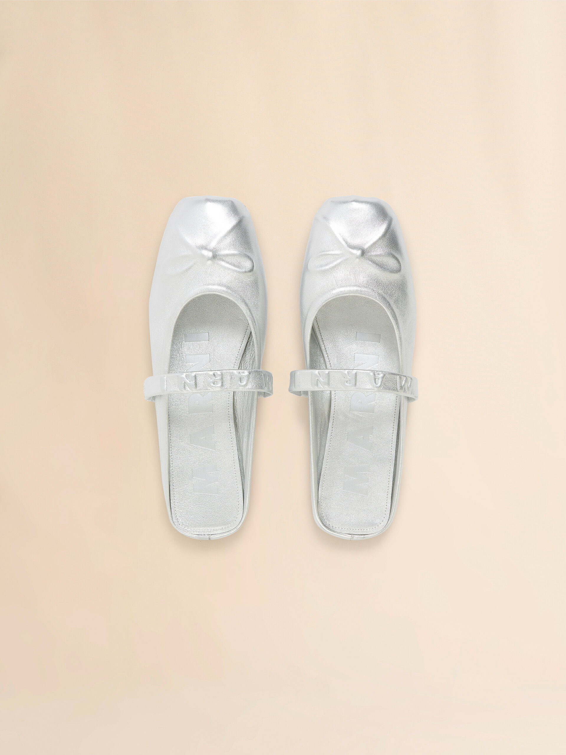 Ballerina Sabot Little Bow aus silberfarbenem Leder - Holzschuhe - Image 4