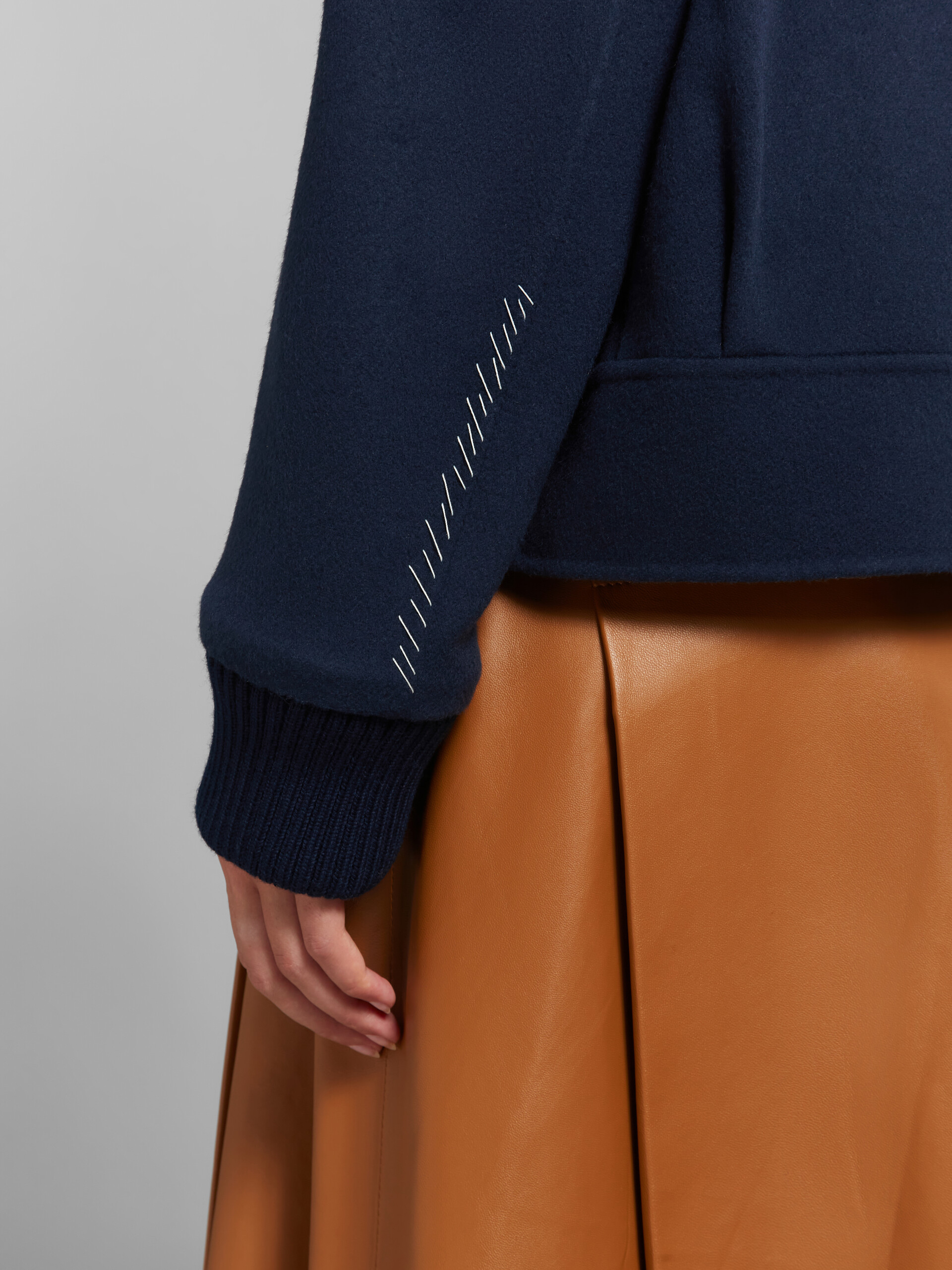 Giacca in lana e cashmere blu scuro con bordi in maglia - Giacche - Image 5