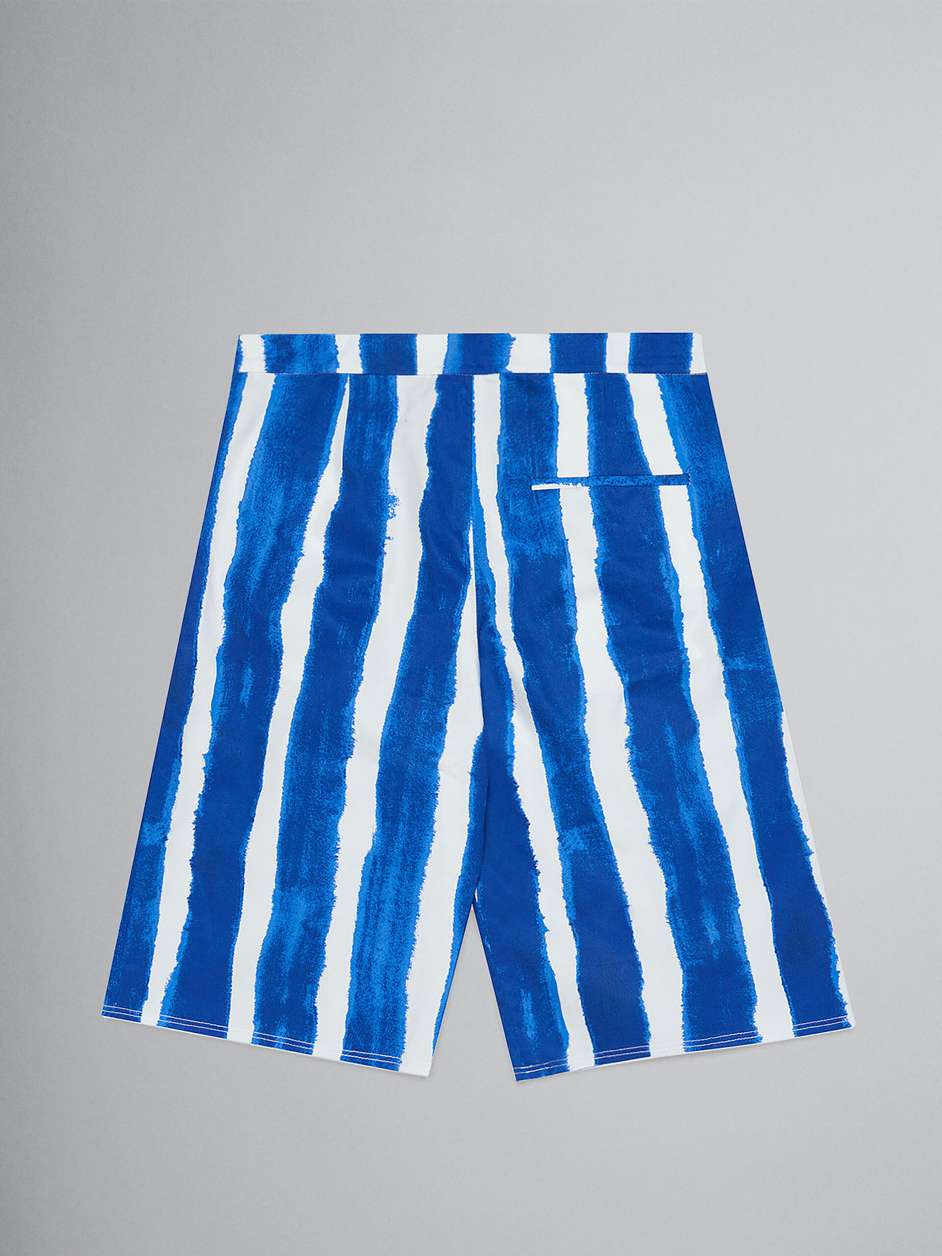 Pantalón corto azul de gabardina con motivo de rayas en toda la superficie - Pantalones - Image 2