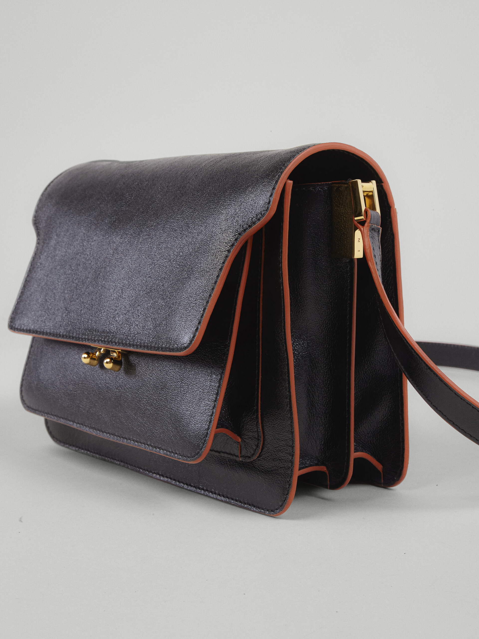 Black tumbled calf medium TRUNK SOFT bag - Shoulder Bag - Image 4