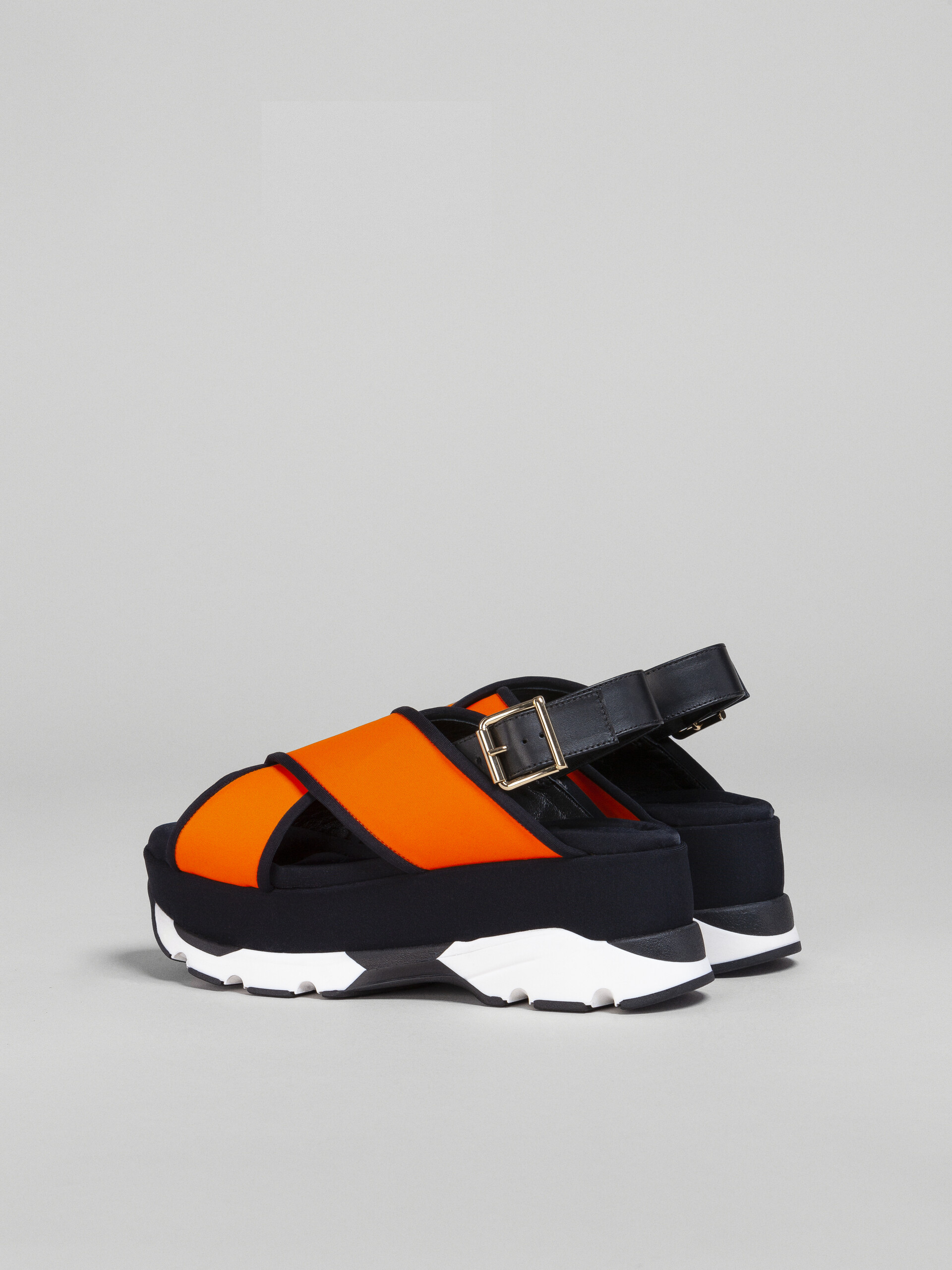Orangefarbene Sandale aus technischem Gewebe mit überkreuzten Riemchen - Sandalen - Image 3