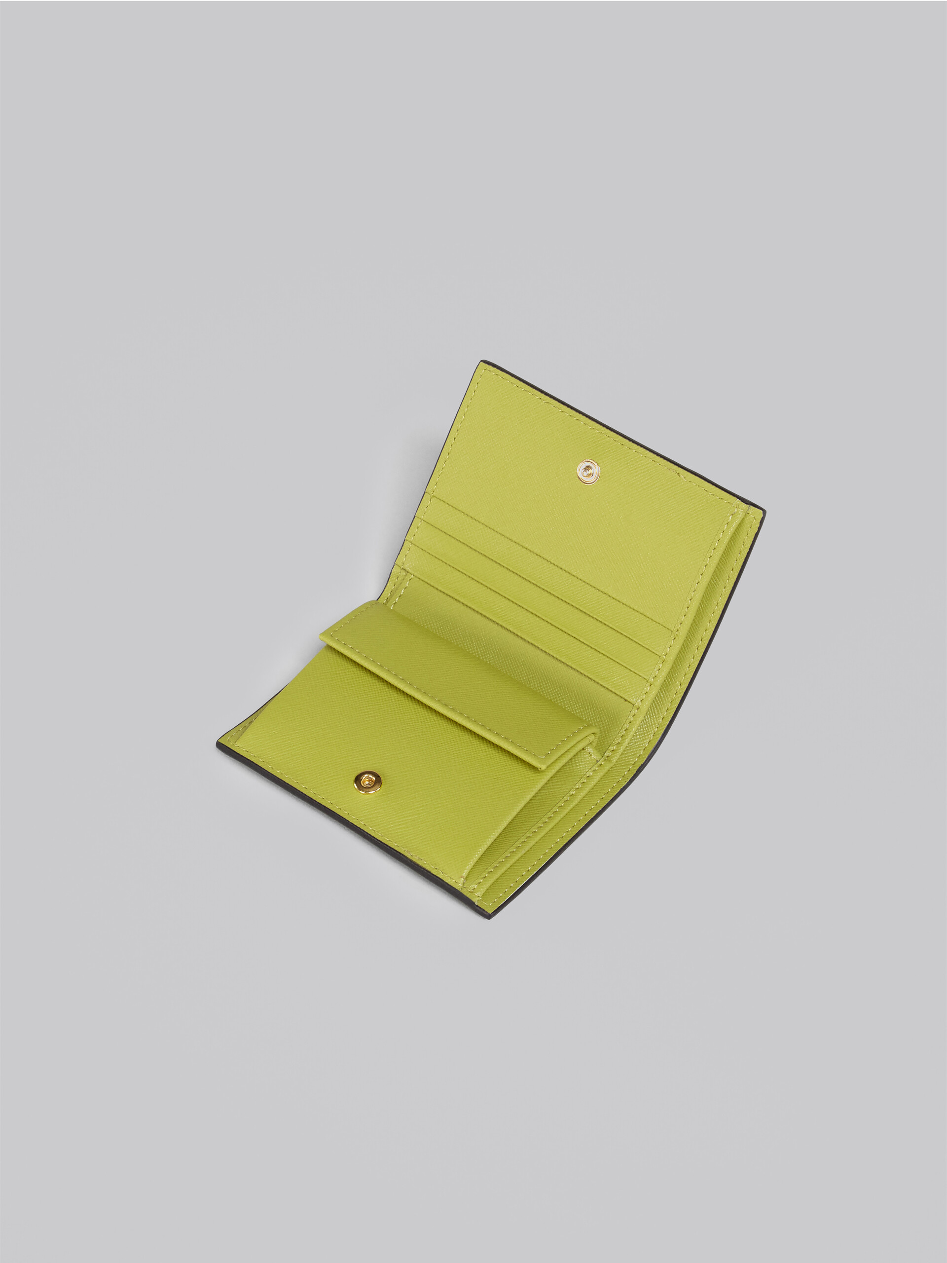 Farblich abgestimmte, grün-weiße Faltbrieftasche aus Saffianleder - Brieftaschen - Image 4
