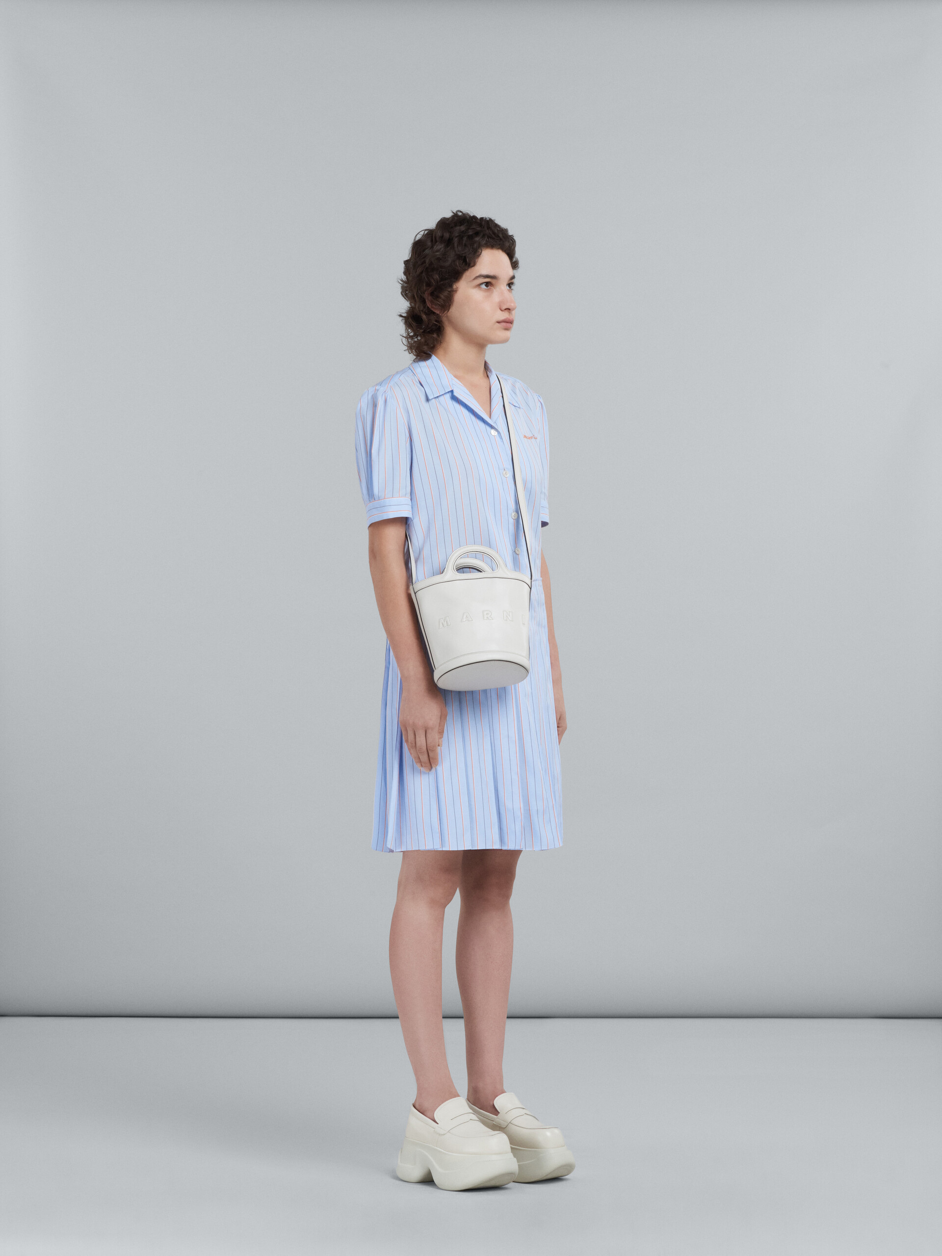 Short dress in light blue striped bio poplin - Dresses - Image 6