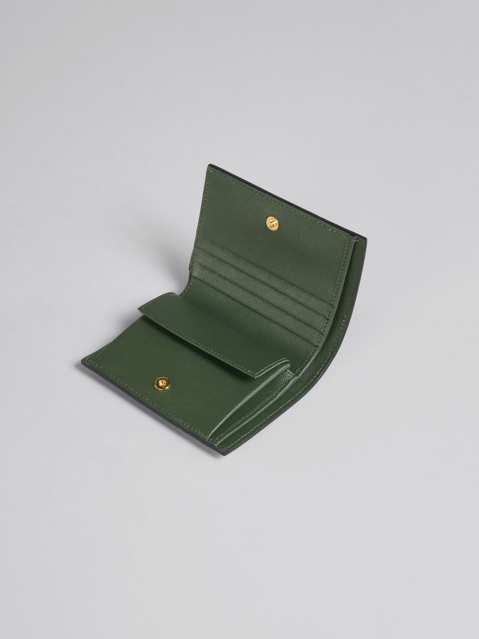 Mehrfarbige zweifache Faltbrieftasche aus braunem Saffiano-Leder - Brieftaschen - Image 4