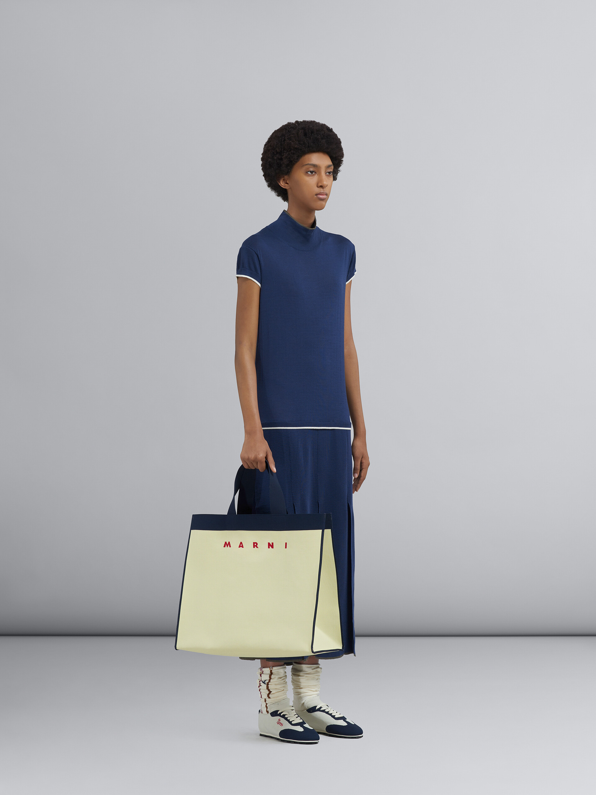 Beige and blueblack jacquard shopping bag - Shopping Bags - Image 4