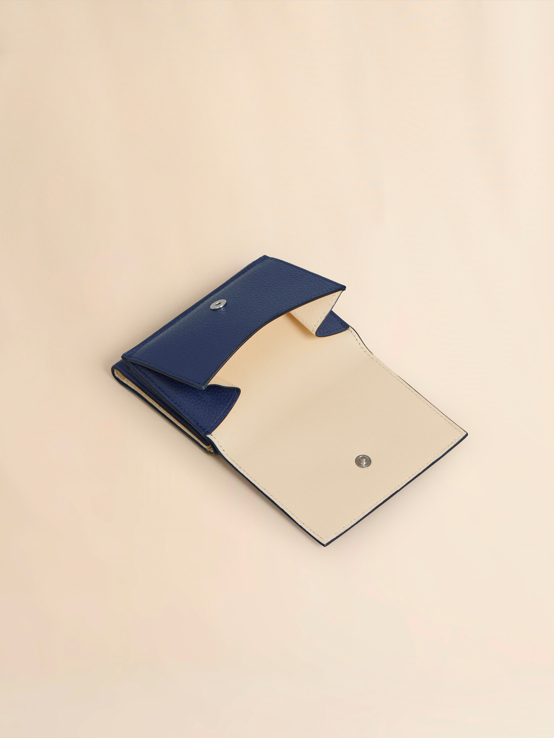 ブルー レザー製三つ折りウォレット、マルニシンボル刺繍入り | Marni 