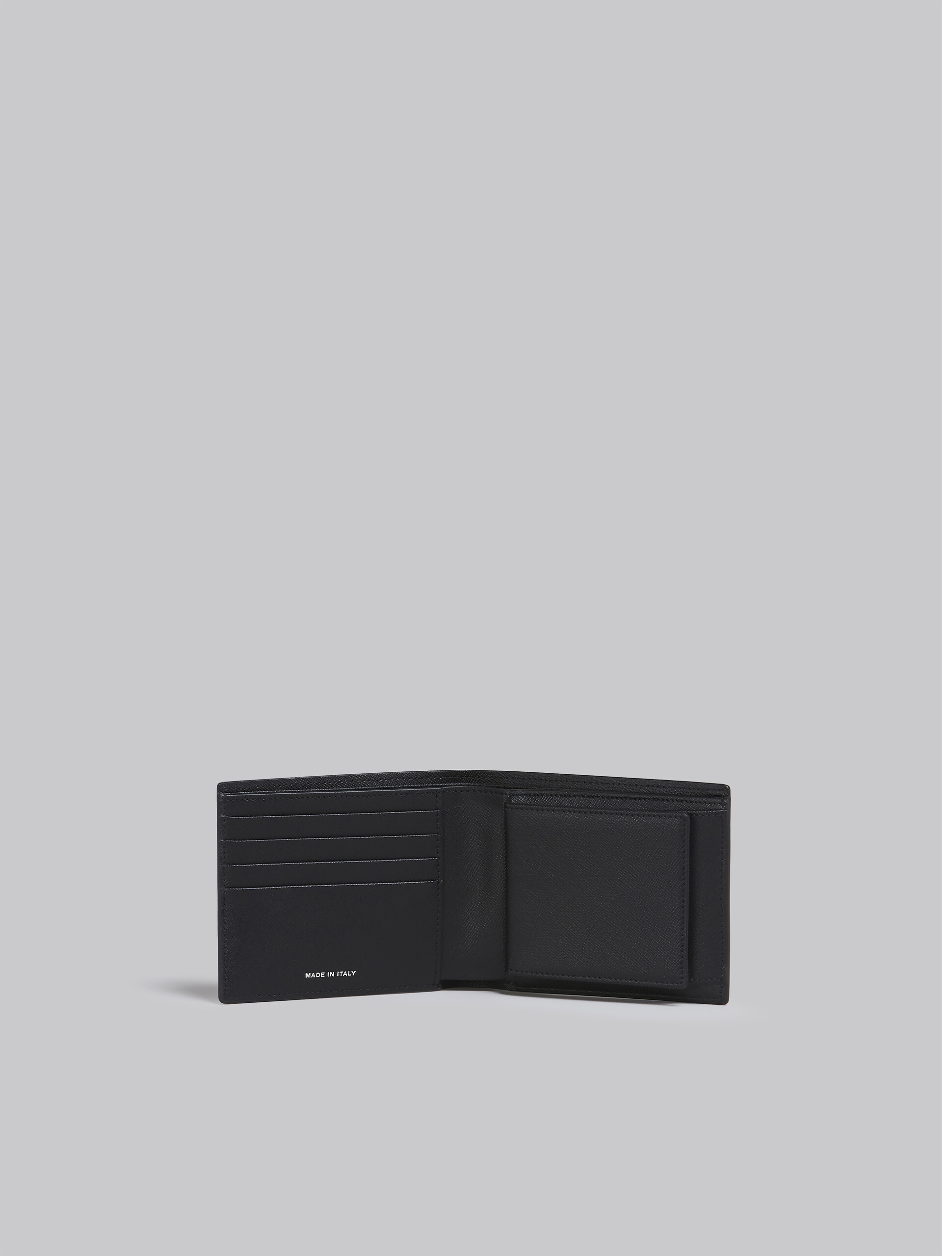 Portafoglio bi-fold in saffiano nero e blu - Portafogli - Image 2