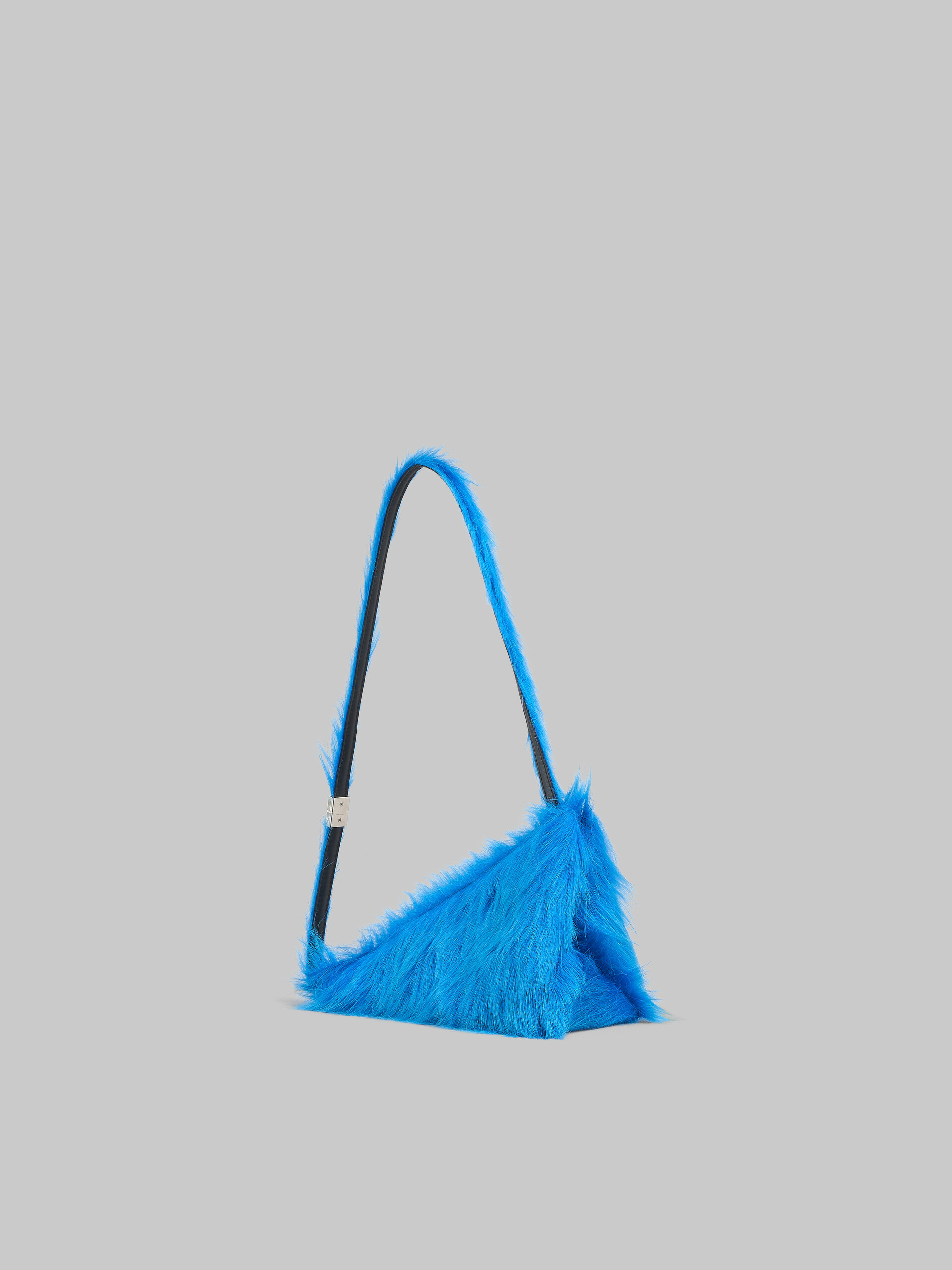 Bolso bandolera triangular Prisma de piel de becerro de pelo largo azul - Bolsos de hombro - Image 3
