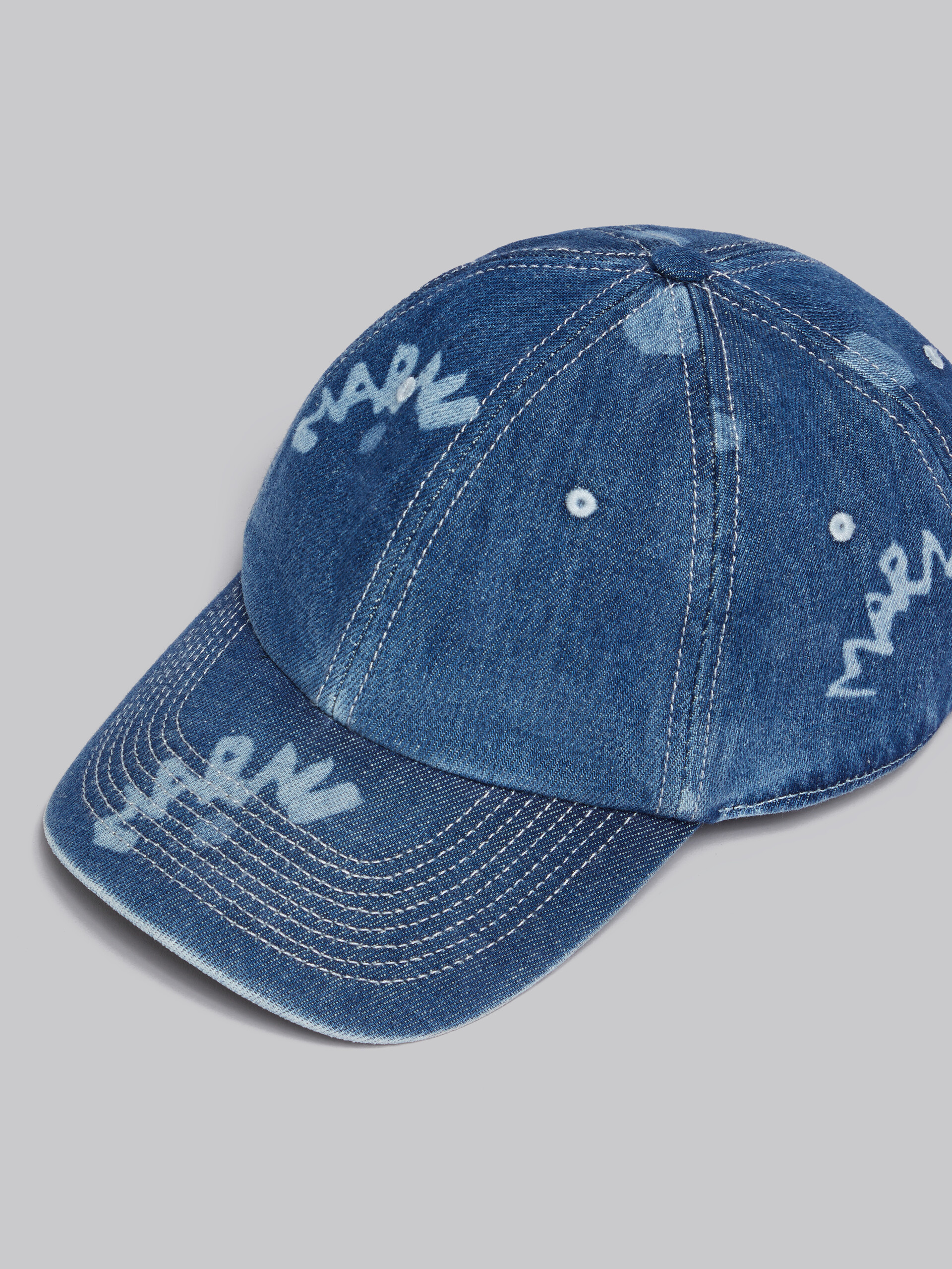 Blaue Schirmmütze aus Denim mit Marni Dripping-Print - Hüte - Image 4