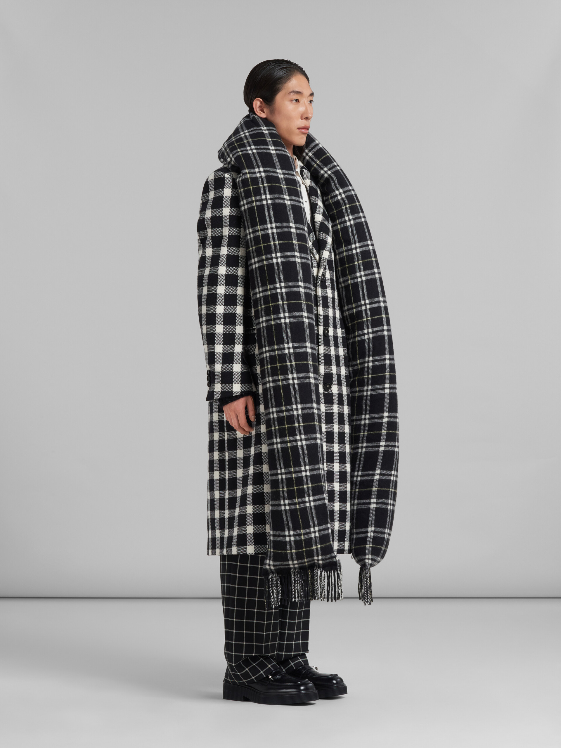 Abrigo negro de lana de cuadros - Abrigos - Image 6
