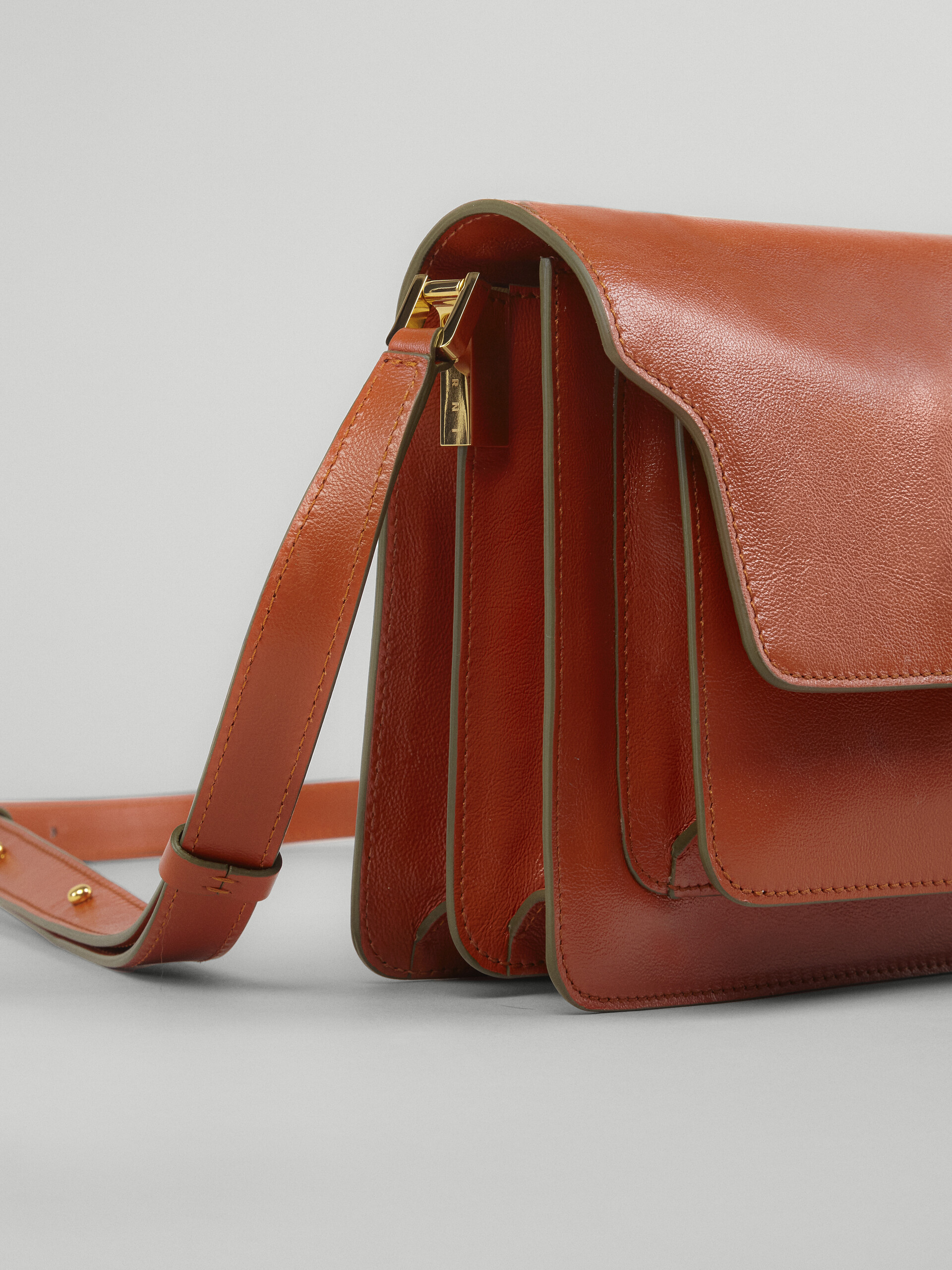 Brown tumbled calf medium TRUNK SOFT bag - Shoulder Bag - Image 4