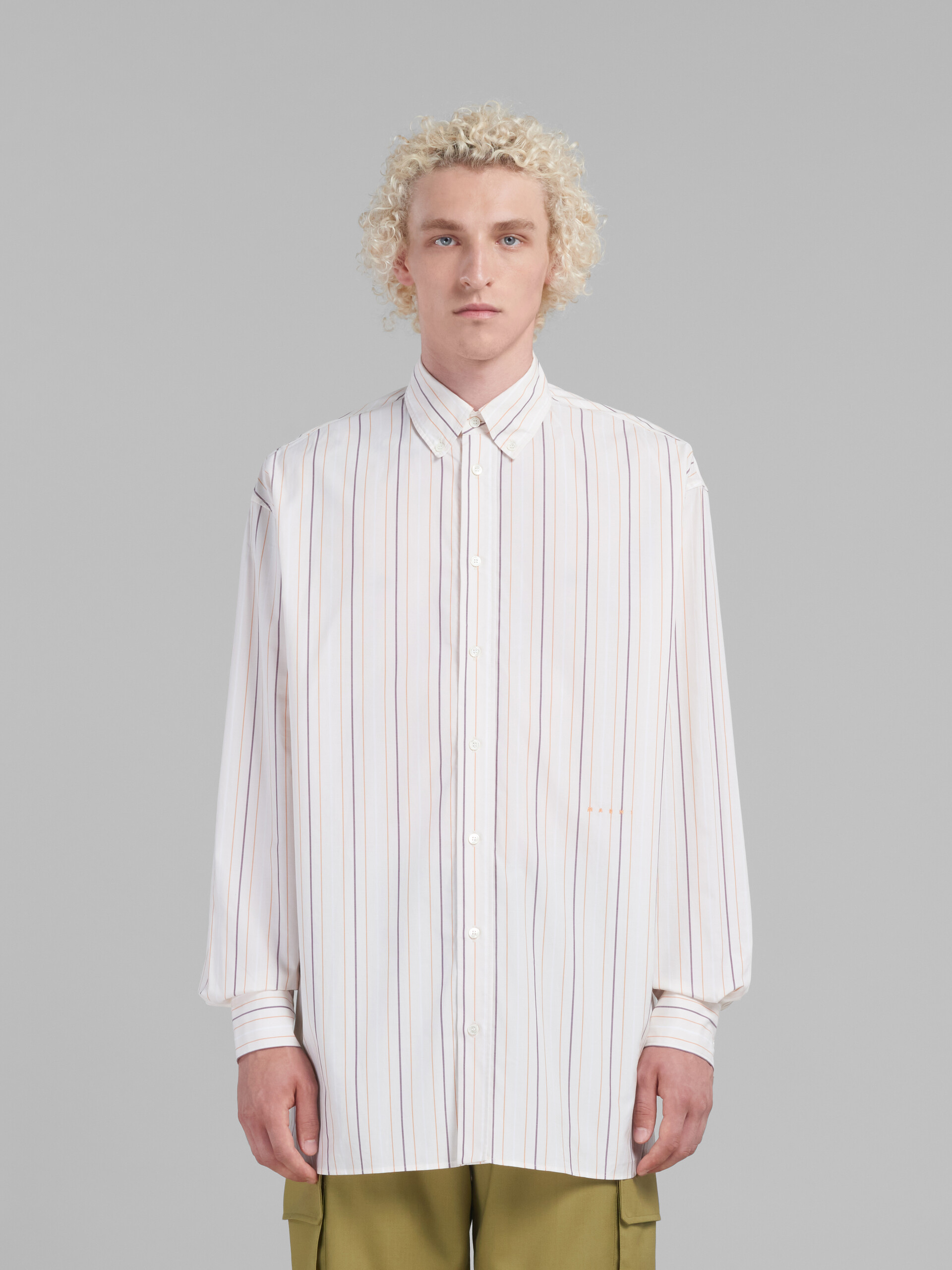 ホワイト ストライプ オーガニックポプリン製 オーバーサイズシャツ - シャツ - Image 2