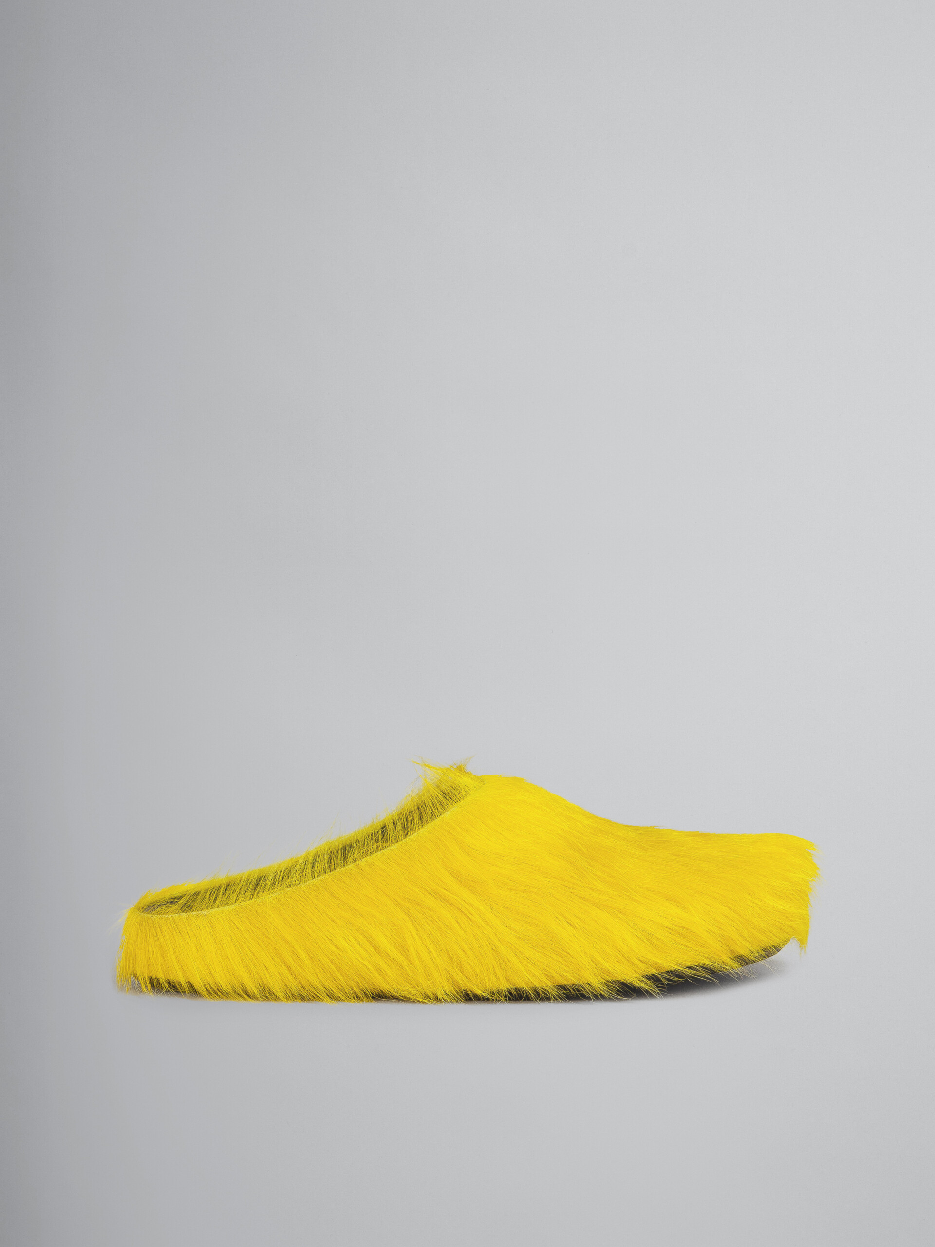 Gelber Fußbett-Sabot mit langem Kalbsfell - Holzschuhe - Image 1