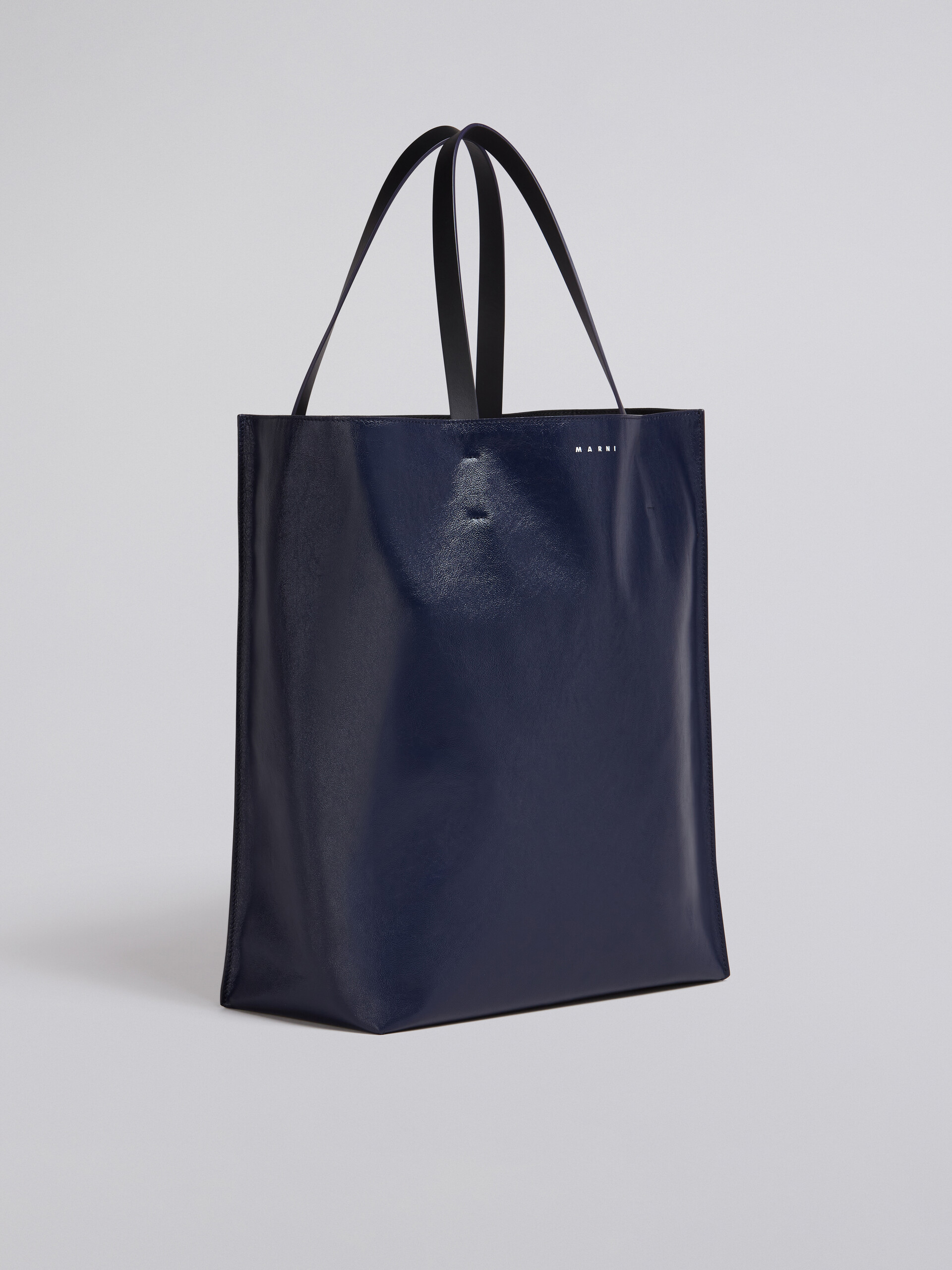 MUSEO SOFT bag grande in pelle lucida blu e nera - Borse shopping - Image 6