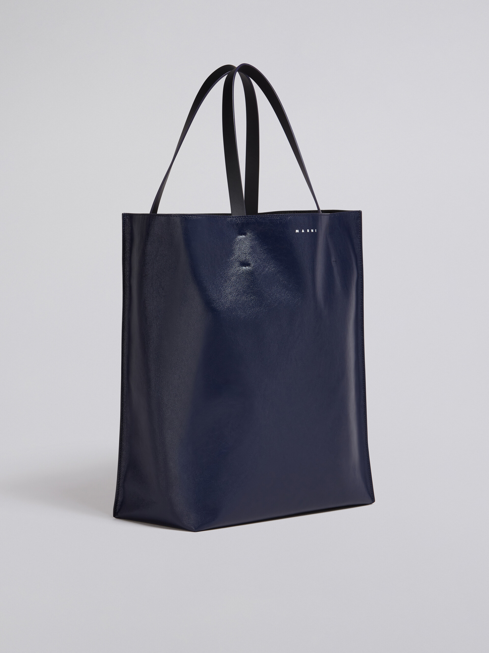 ブルー&ブラック 光沢レザー製 MUSEO SOFTショルダーバッグ